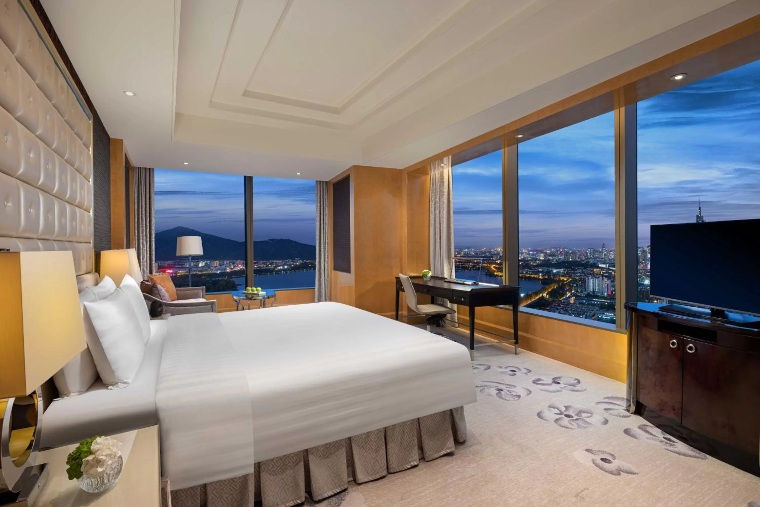 Photo of the whole room, Bed in Shangri-La Nanjing