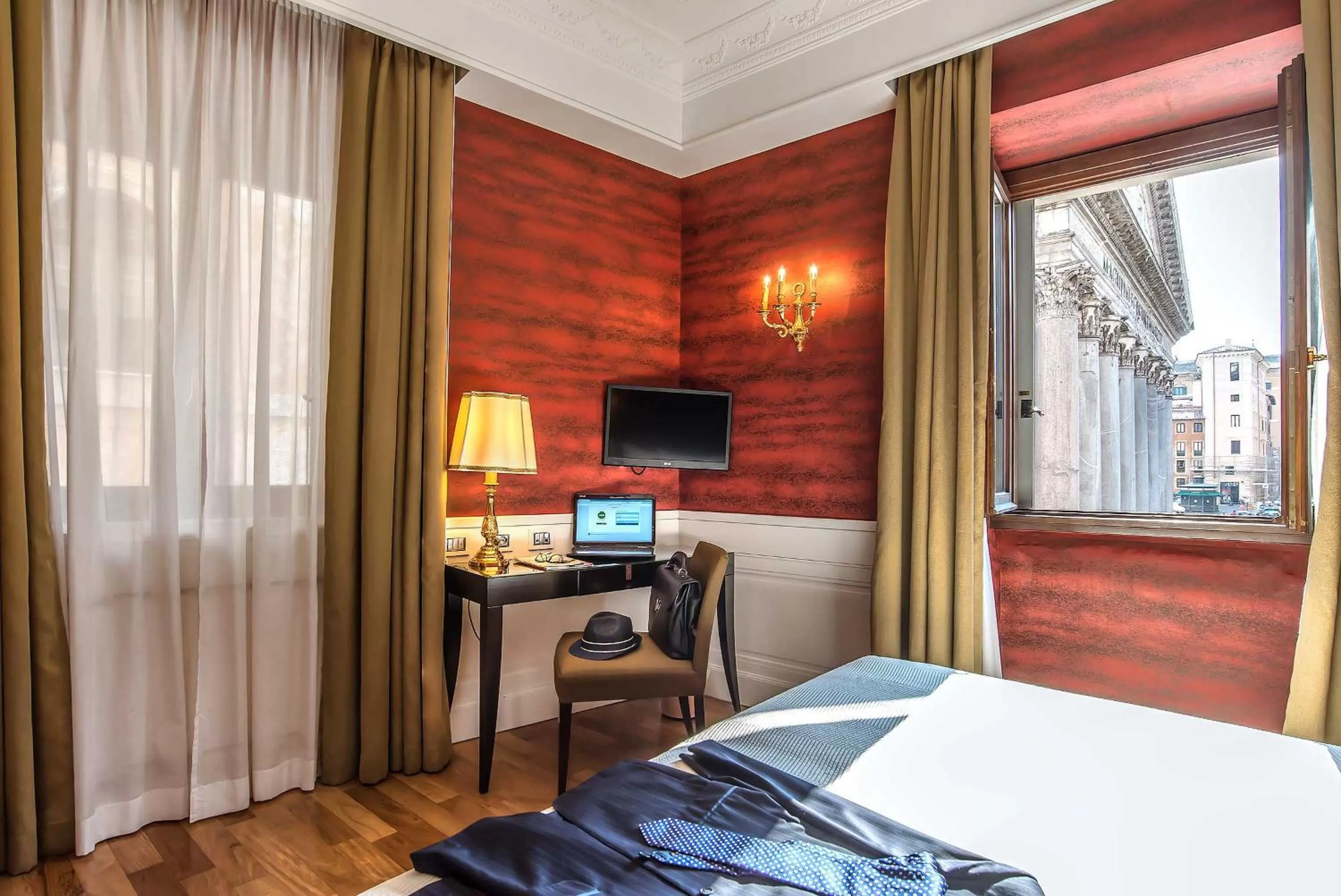 View (from property/room), Bed in Albergo del Senato