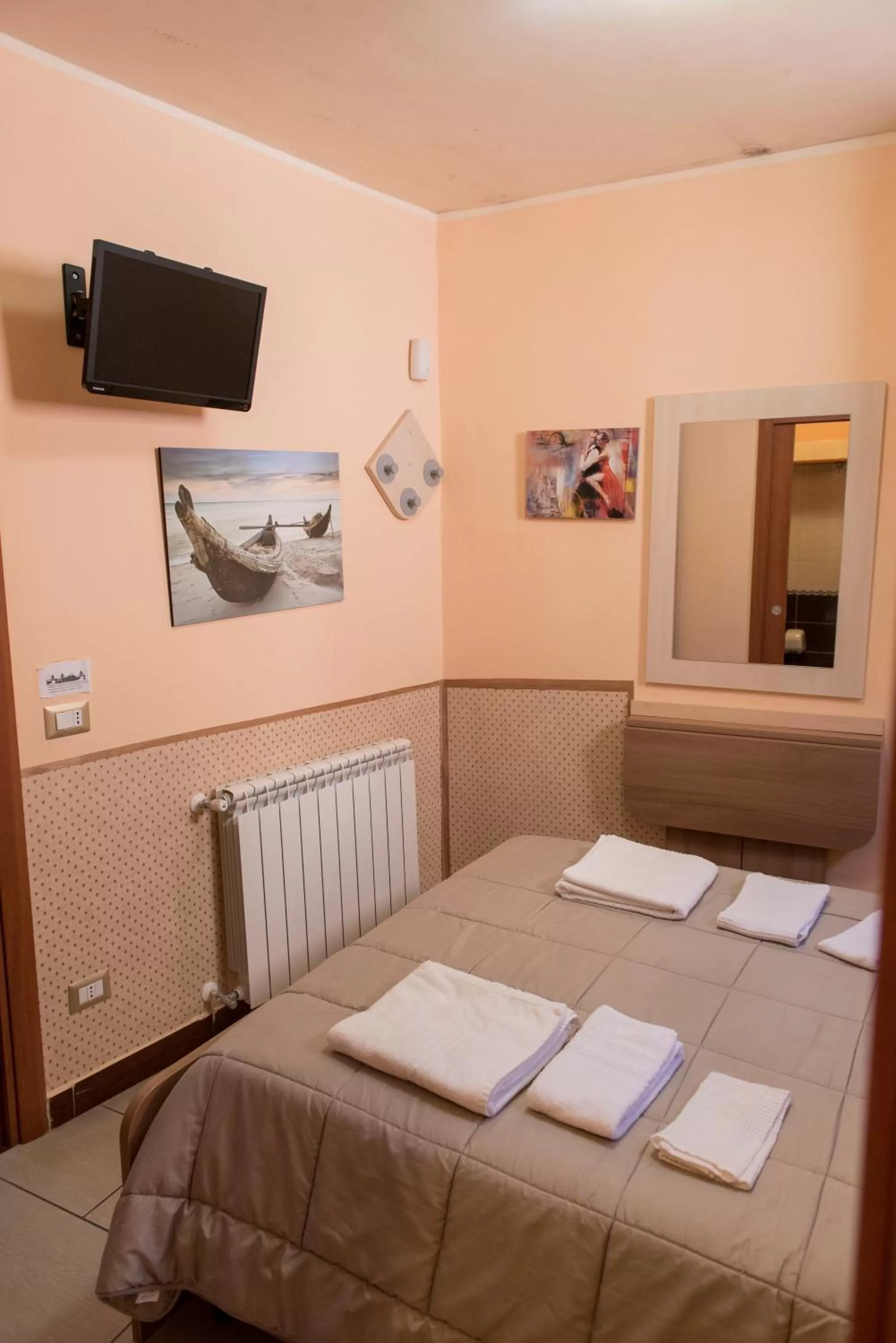 Communal lounge/ TV room, Bed in Golden Dreams B&B