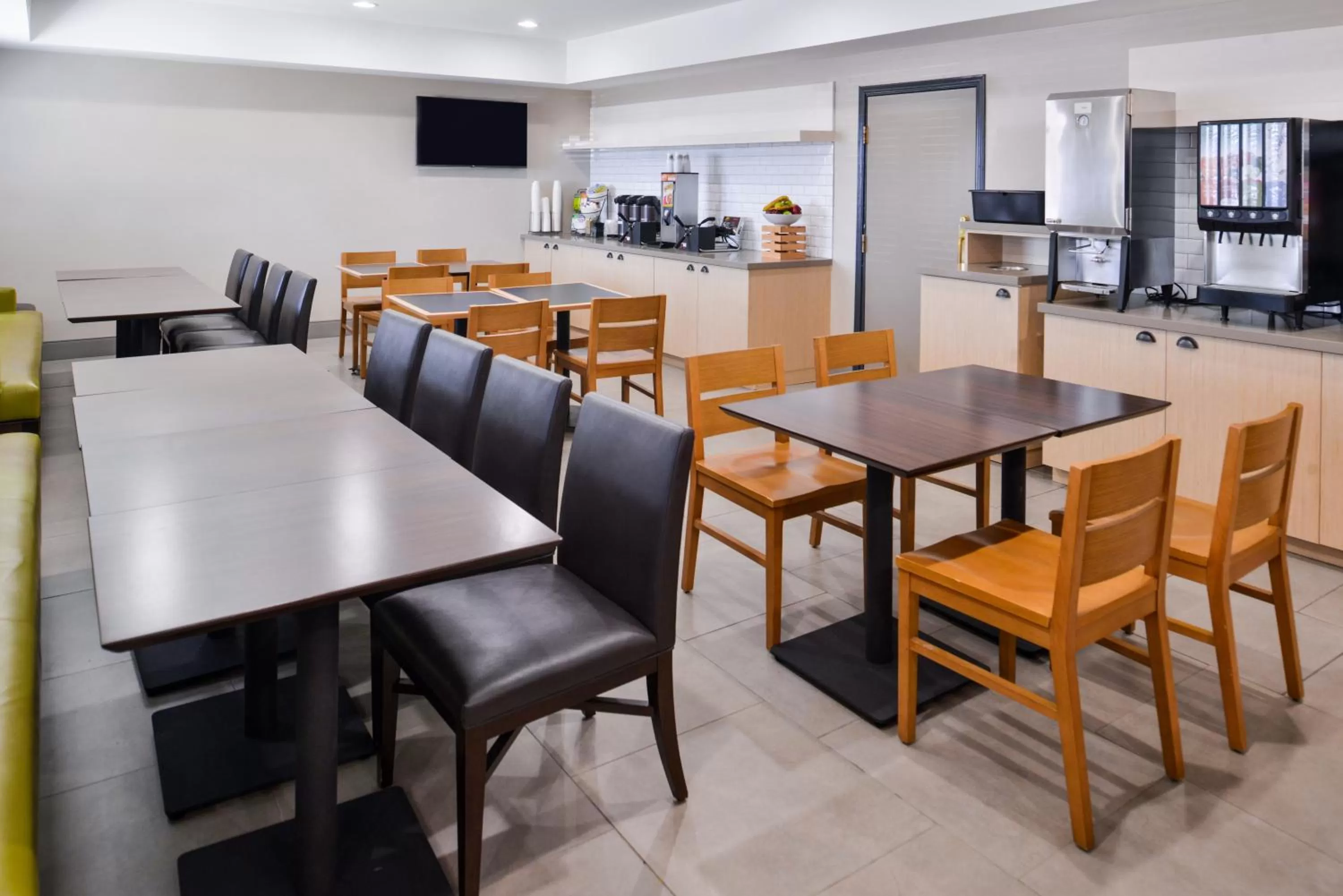 Restaurant/places to eat in Country Inn & Suites by Radisson, Tinley Park, IL