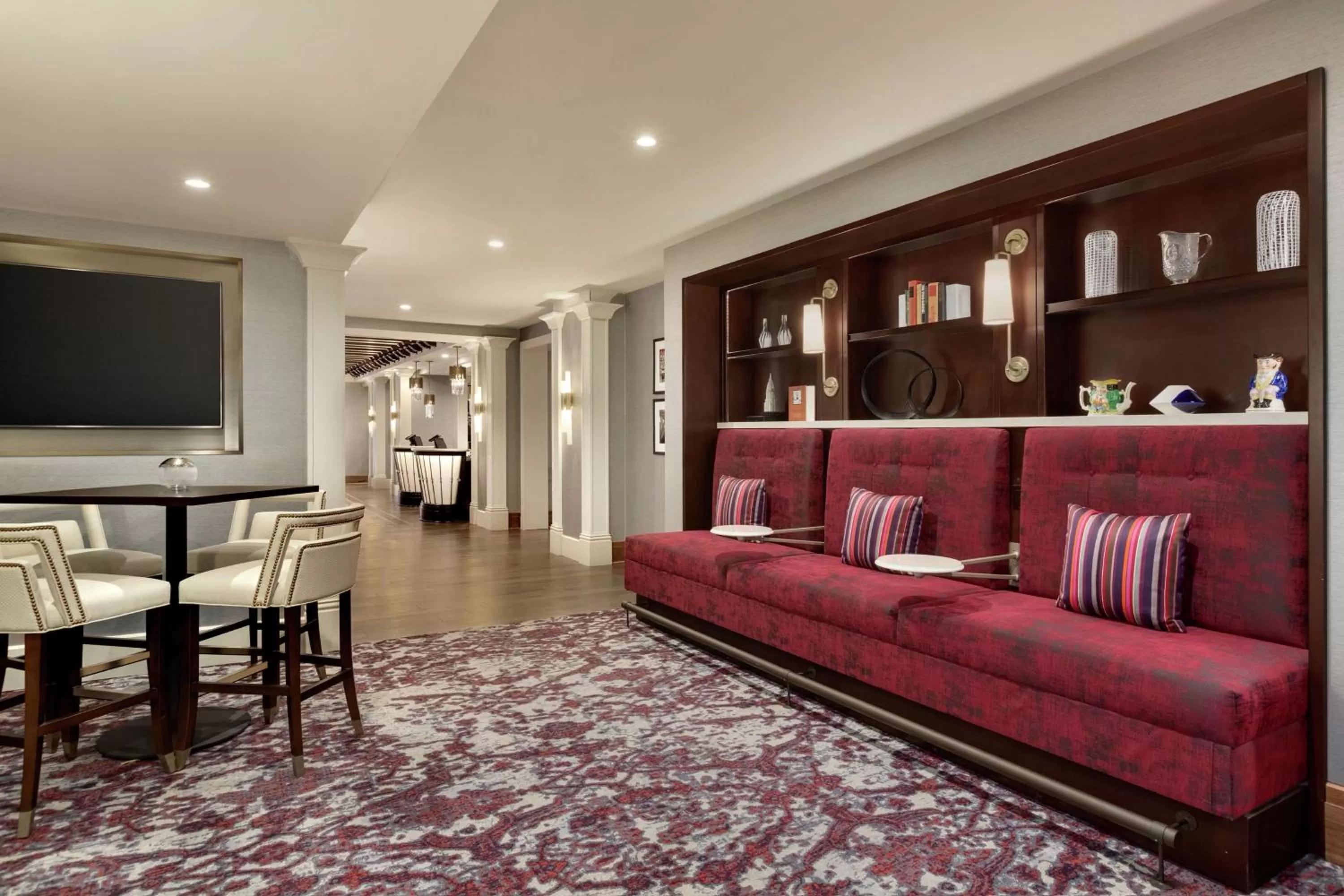 Communal lounge/ TV room in Hilton Checkers Los Angeles