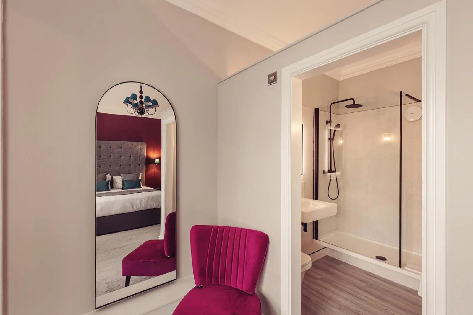 Shower, Bed in Tweedies Bar and Lodge