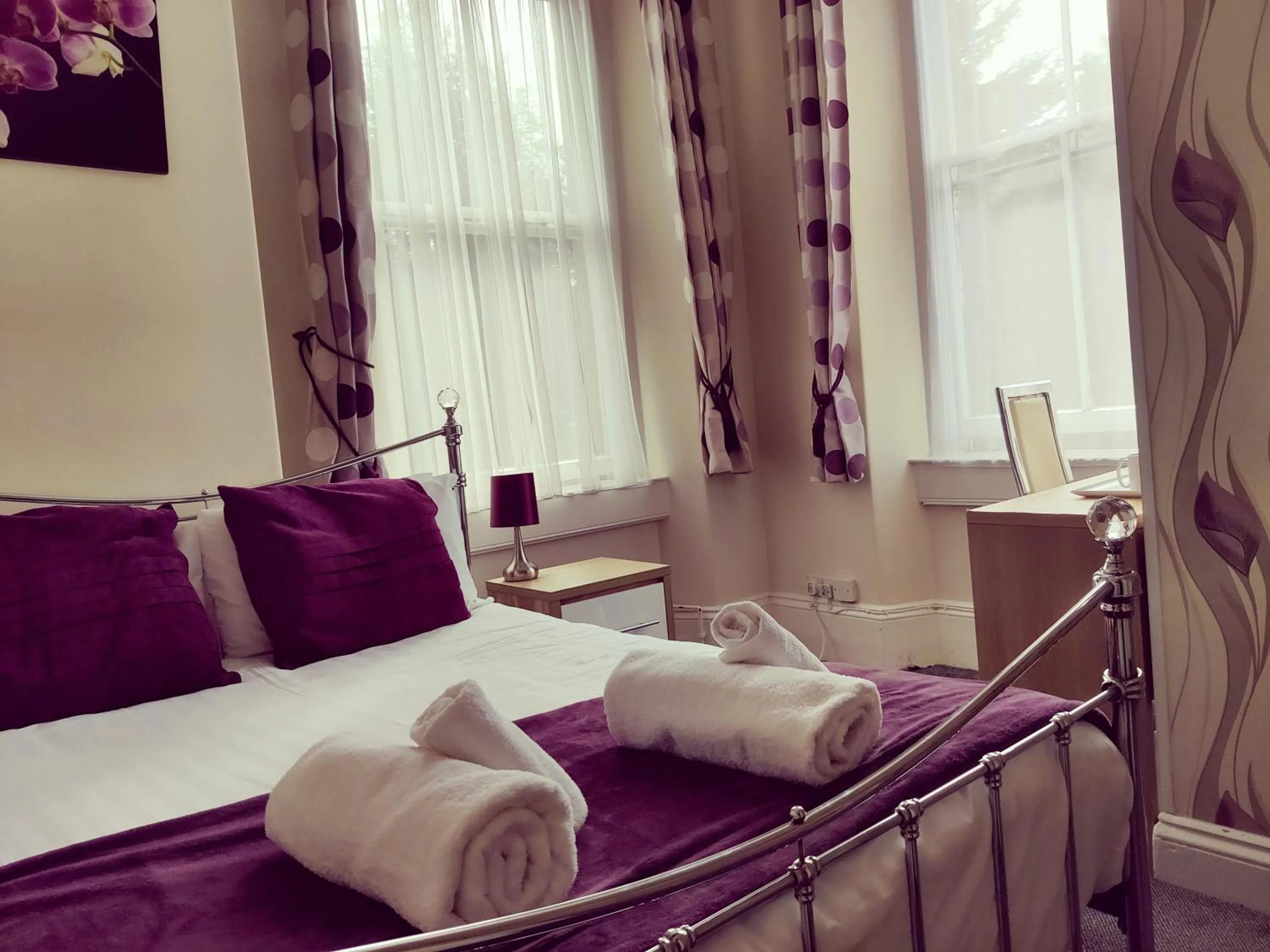 Bedroom, Bed in Wentworth House - Free Parking