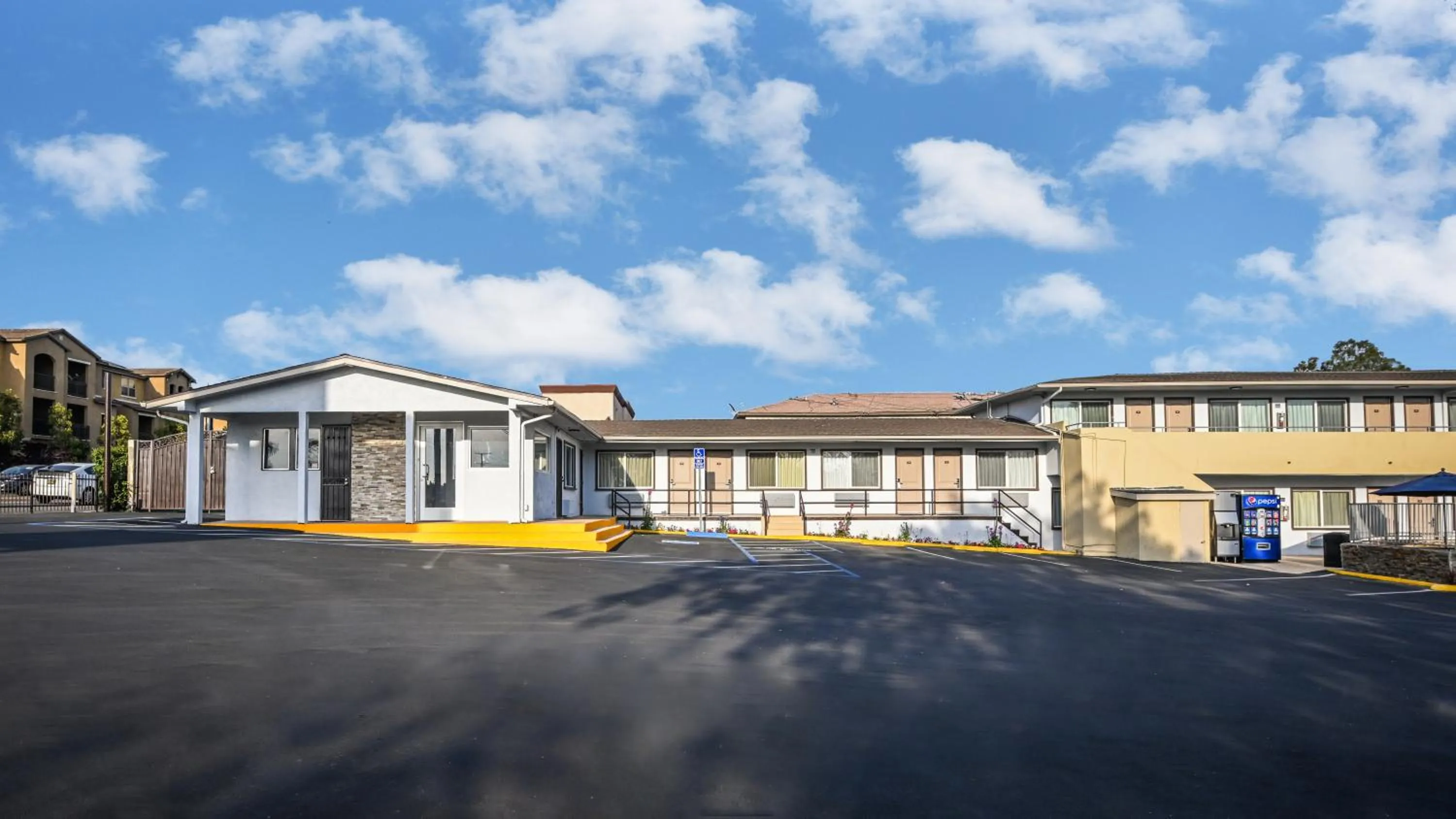 Property building in Sea Rock Inn - Long Beach