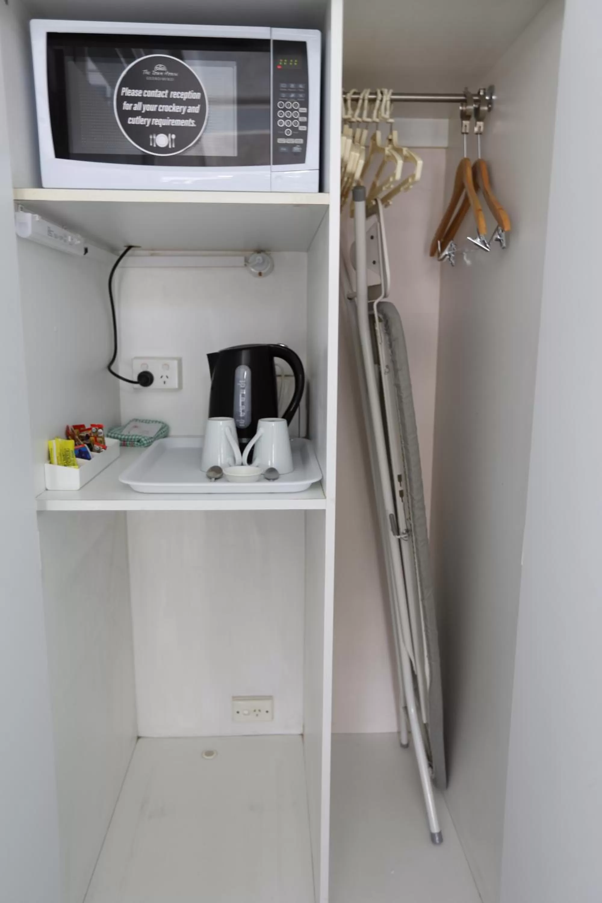 Coffee/tea facilities in The Town House Motor Inn