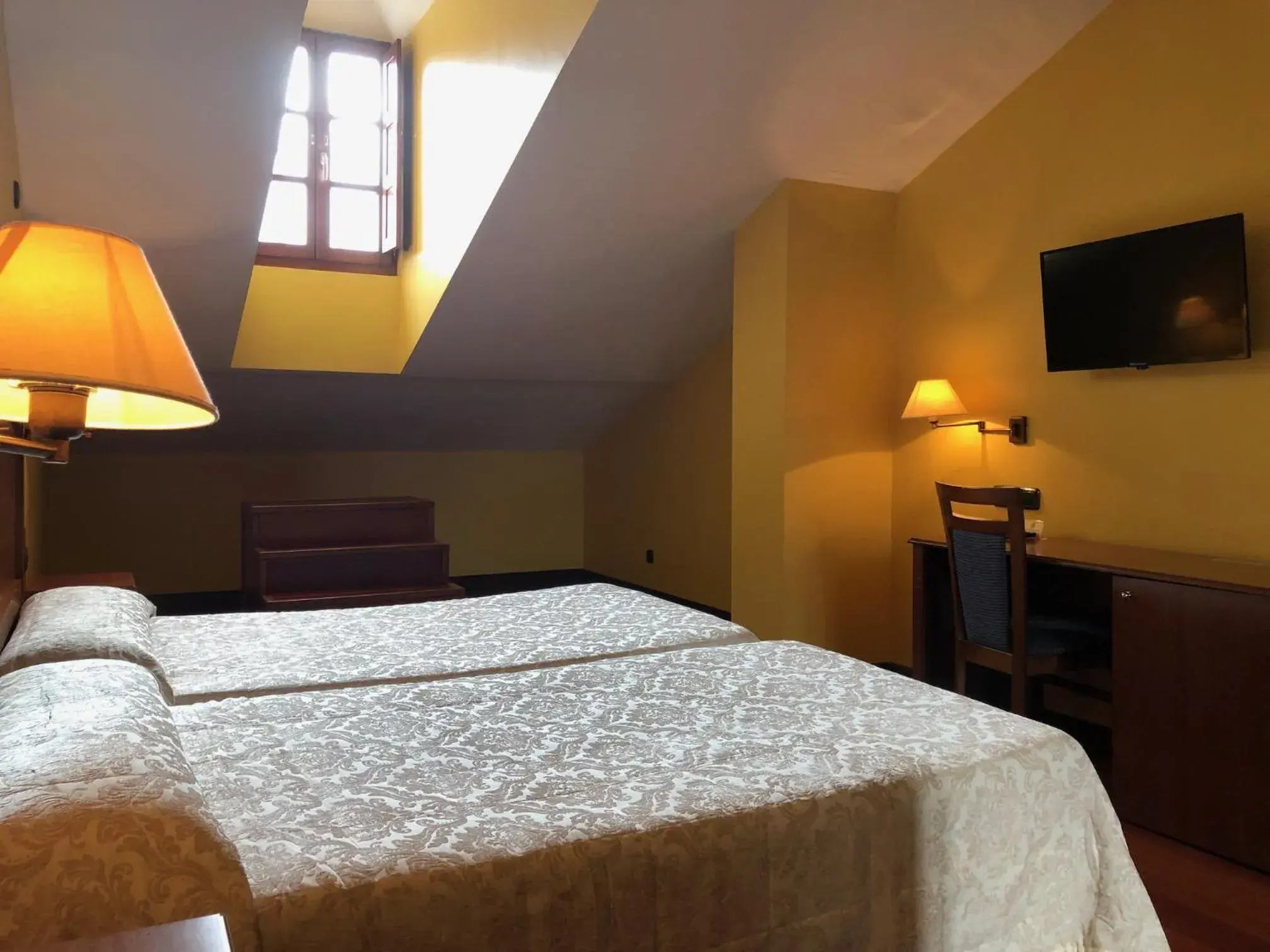 Budget Twin Room - single occupancy in Hotel Aroi Bierzo Plaza Budget Twin Room - single occupancy in Hotel Aroi Bierzo Plaza
