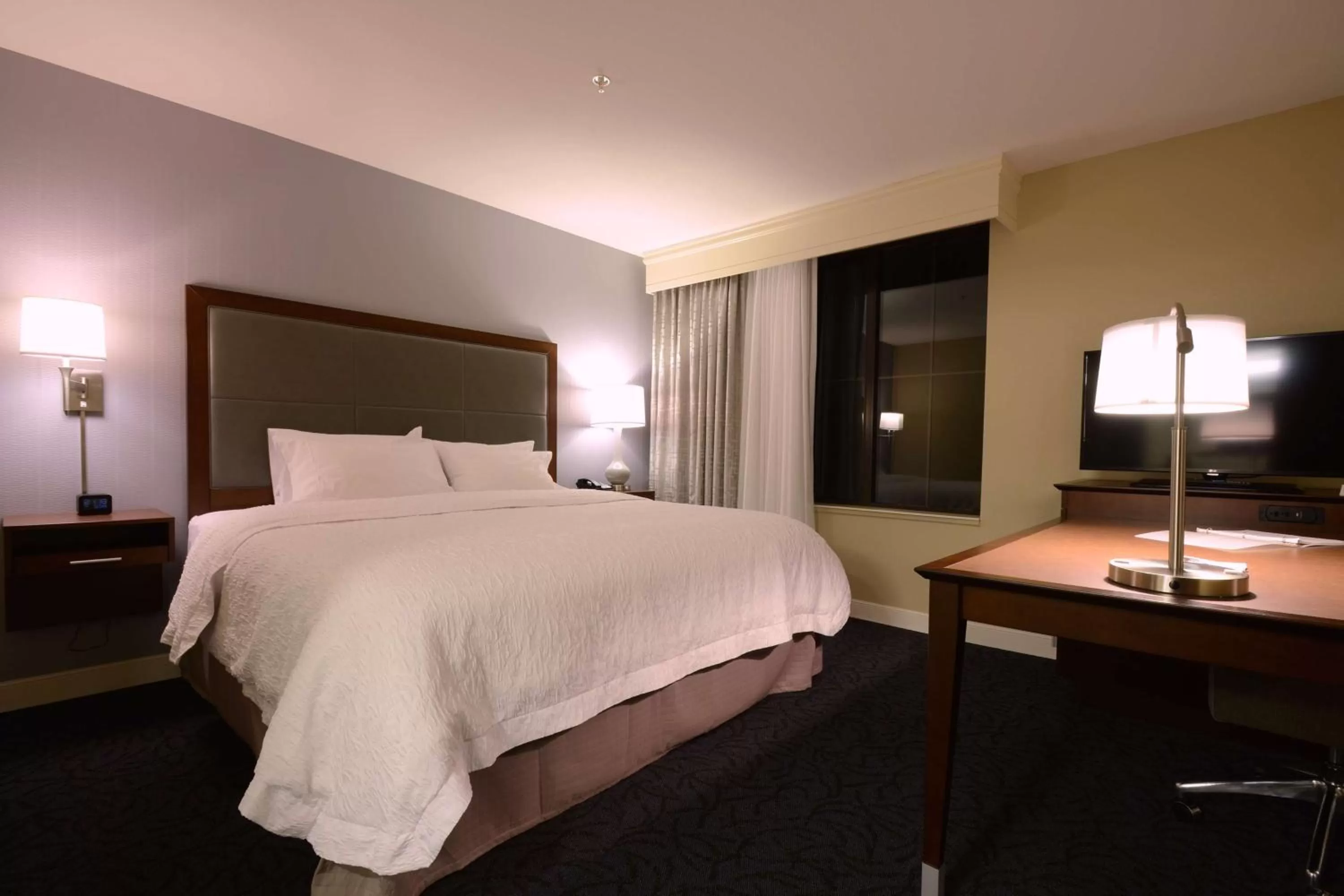 Bed in Hampton Inn & Suites Cazenovia, NY