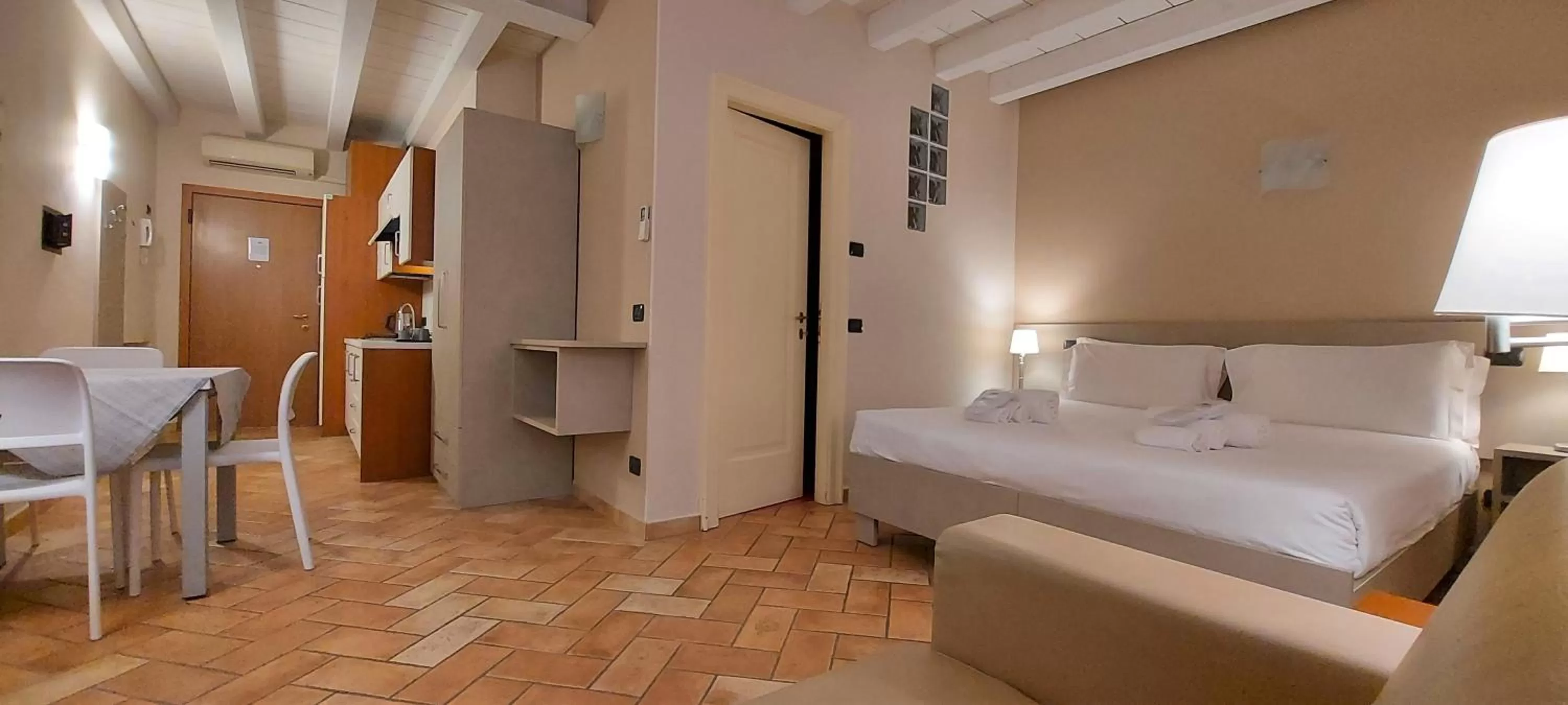 Kitchen or kitchenette, Bed in Parco Termale di Villa Dei Cedri