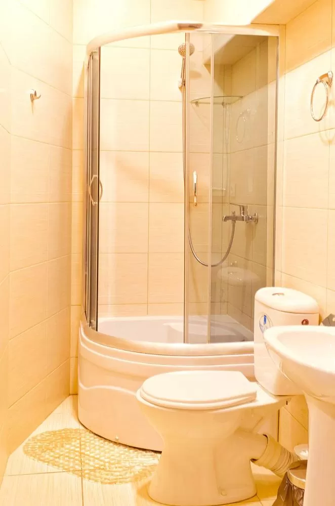 Shower, Bathroom in Hotel 8th Mile