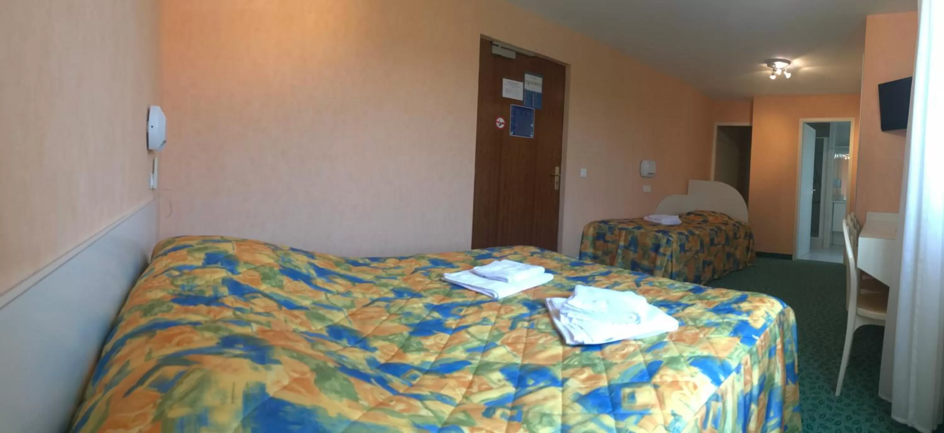 Bed in Hotel Les Chênes