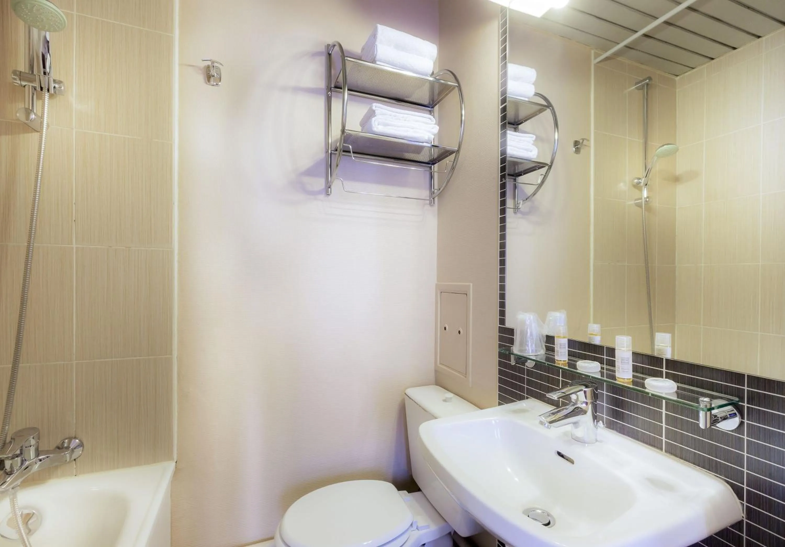 Bathroom in Hôtel de France Quartier Latin