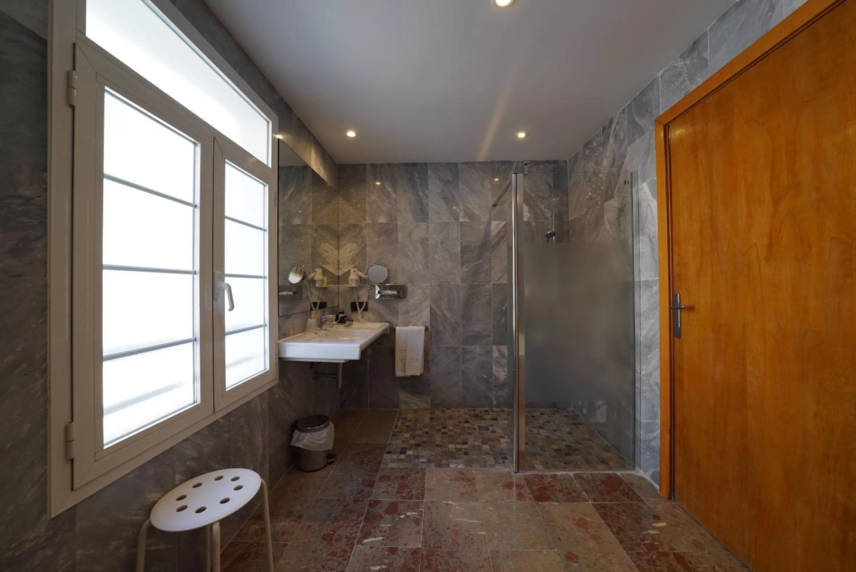 Shower in Hotel Artmadams