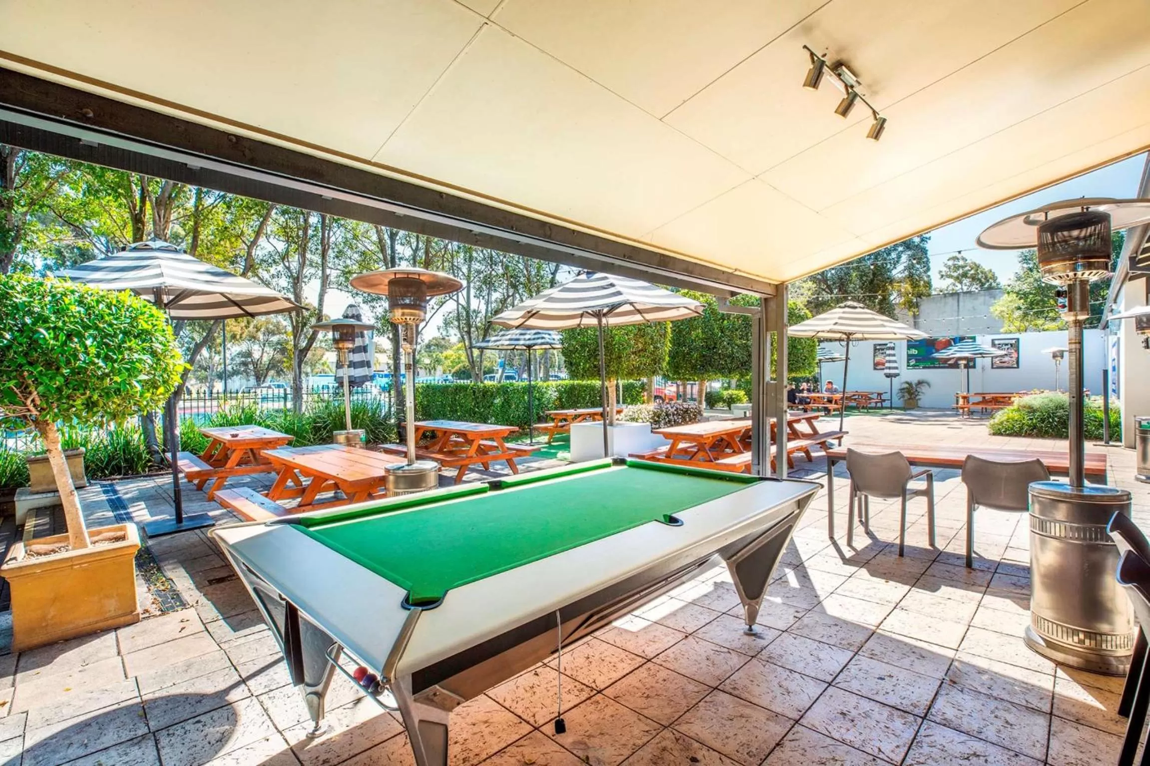 Billiard in Nightcap at High Flyer Hotel