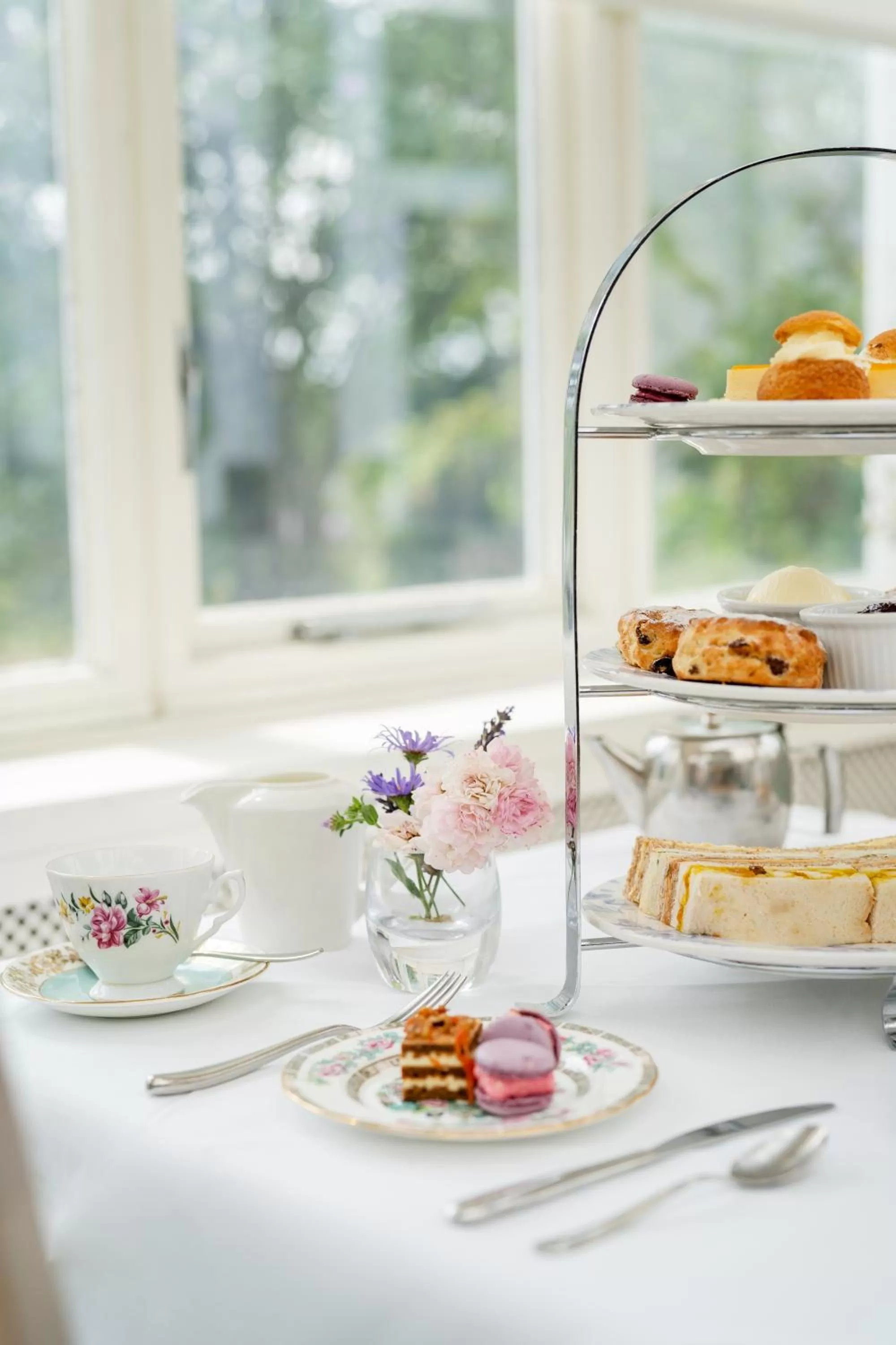 Restaurant/places to eat in Bromley Court Hotel London