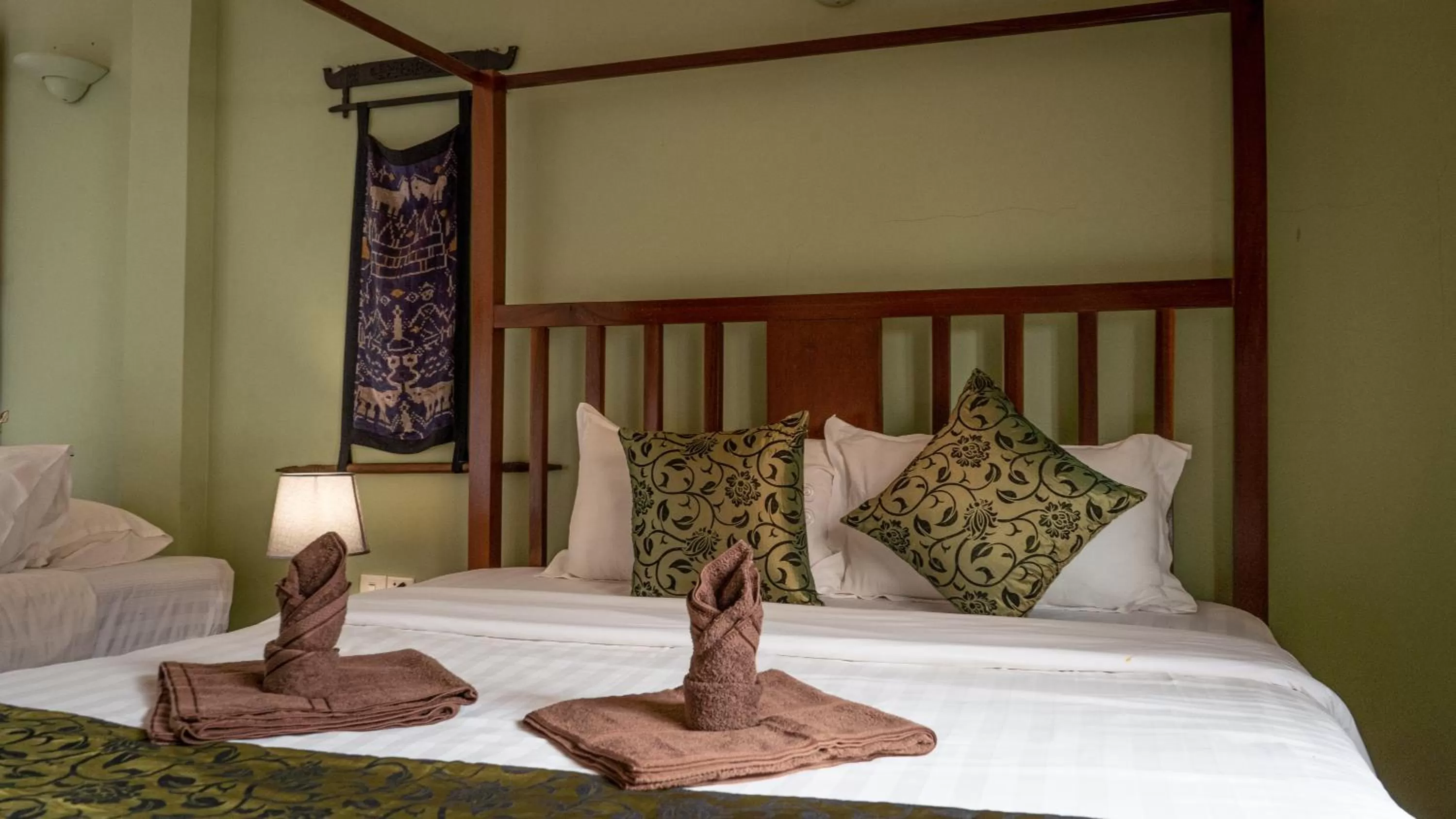Bed in DEN HOTEL TOTONOU SIEM REAP