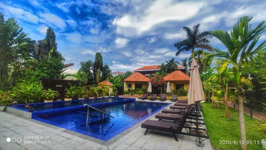 Swimming pool in Au Cabaret Vert