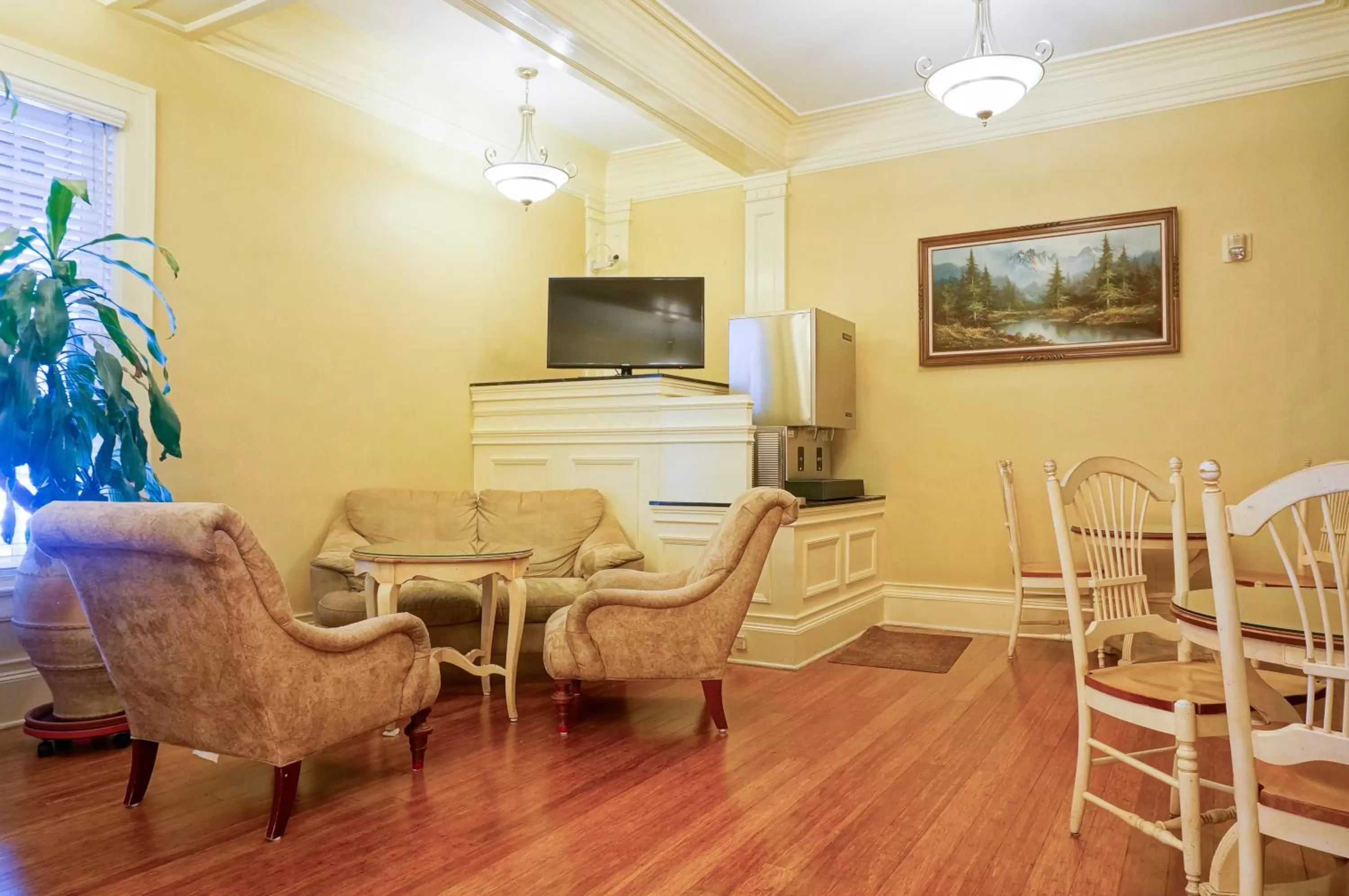 Communal lounge/ TV room in Grant Hotel