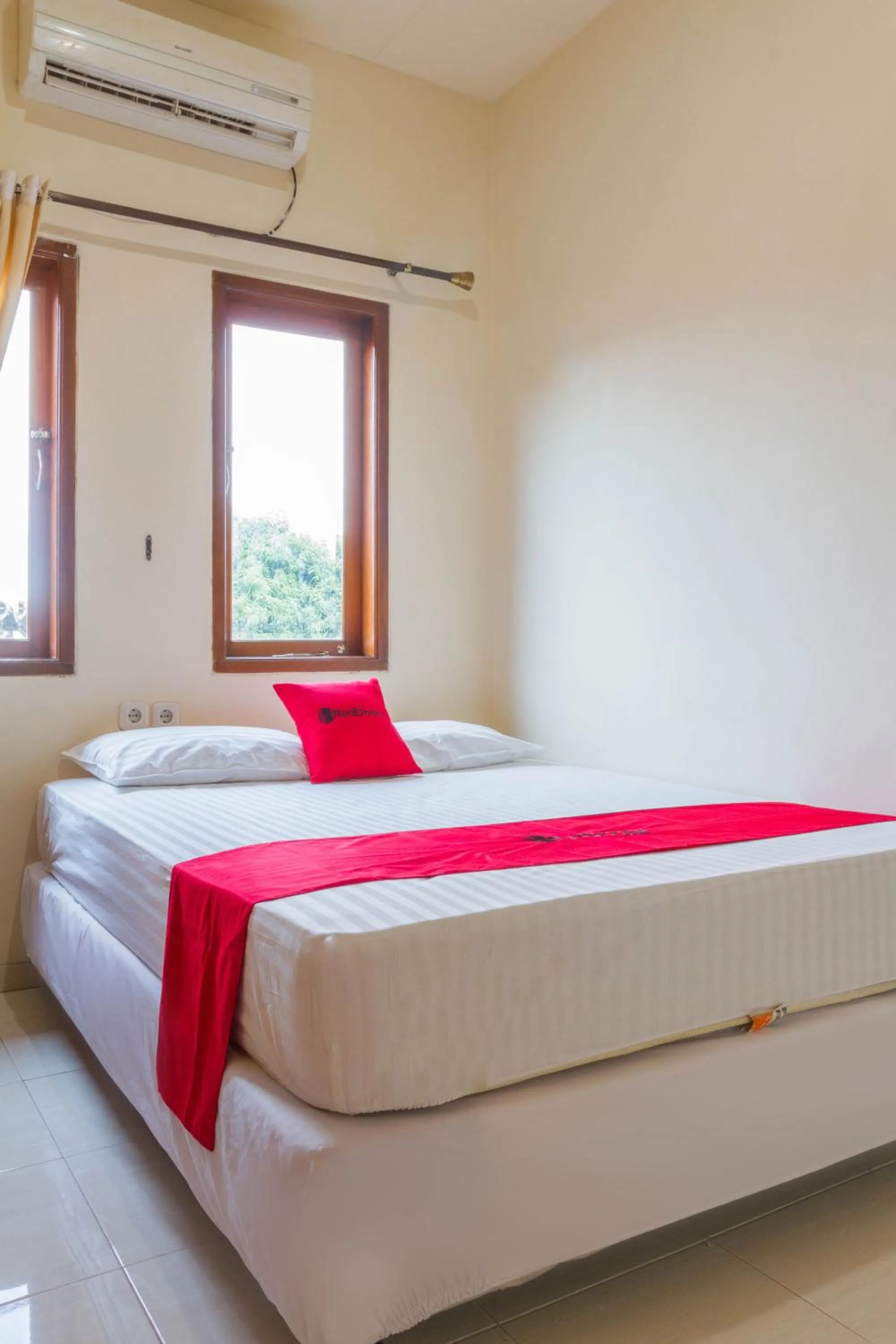 RedDoorz near Pasar Pagi 2 by Cassana