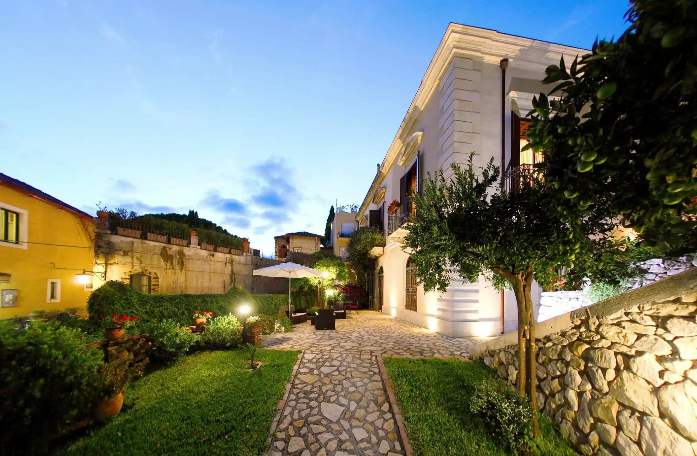 Three-Bedroom Villa with Jacuzzi and Private Garden in Hotel Continental Three-Bedroom Villa with Jacuzzi and Private Garden in Hotel Continental