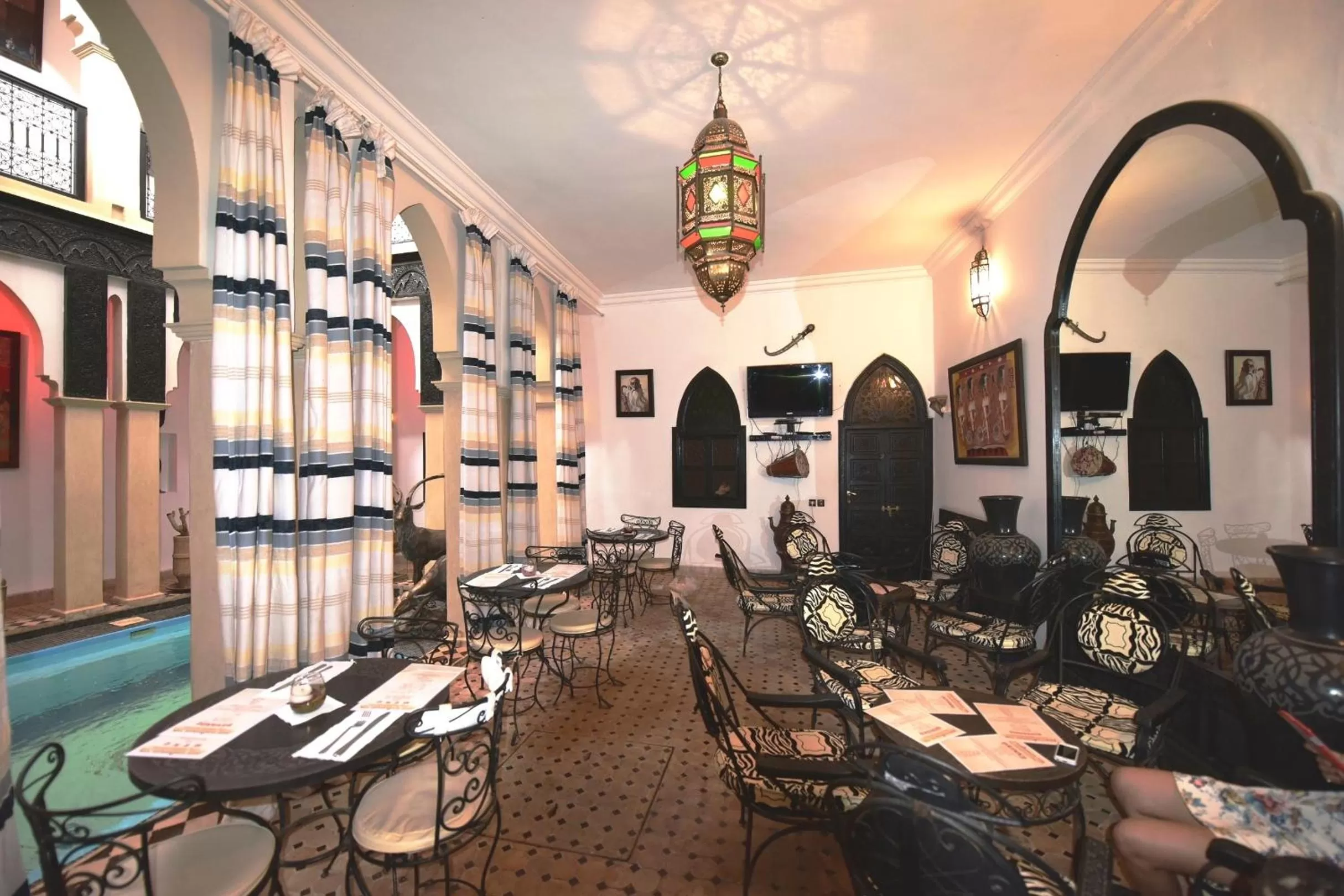 Restaurant/Places to Eat in Ryad Laârouss