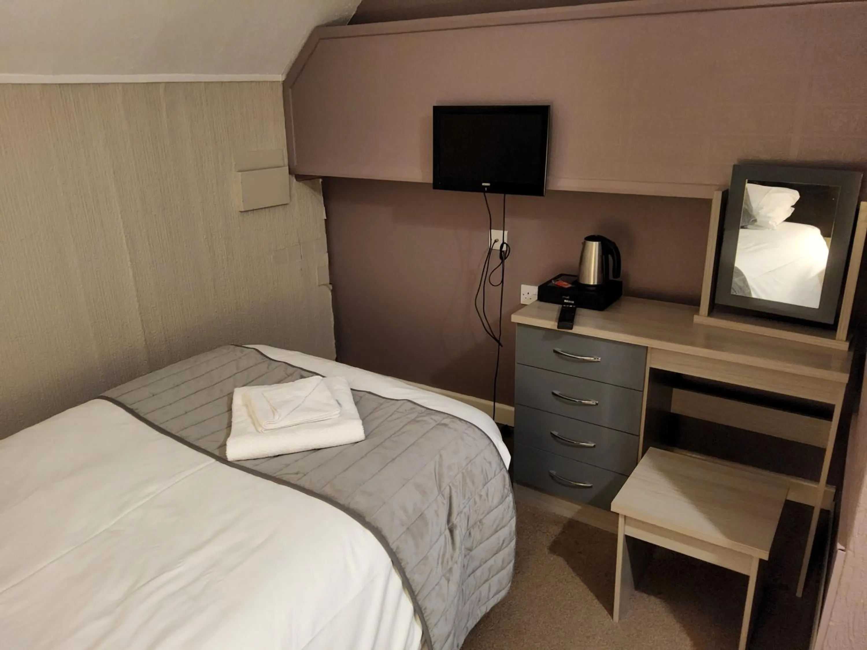 Bedroom, Bed in The Avenue Hotel