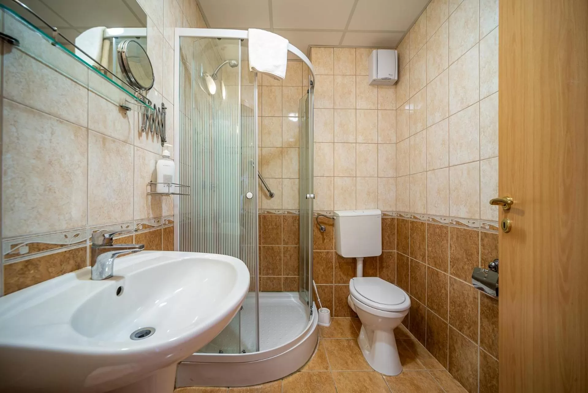 Shower, Bathroom in Nefelejcs Hotel