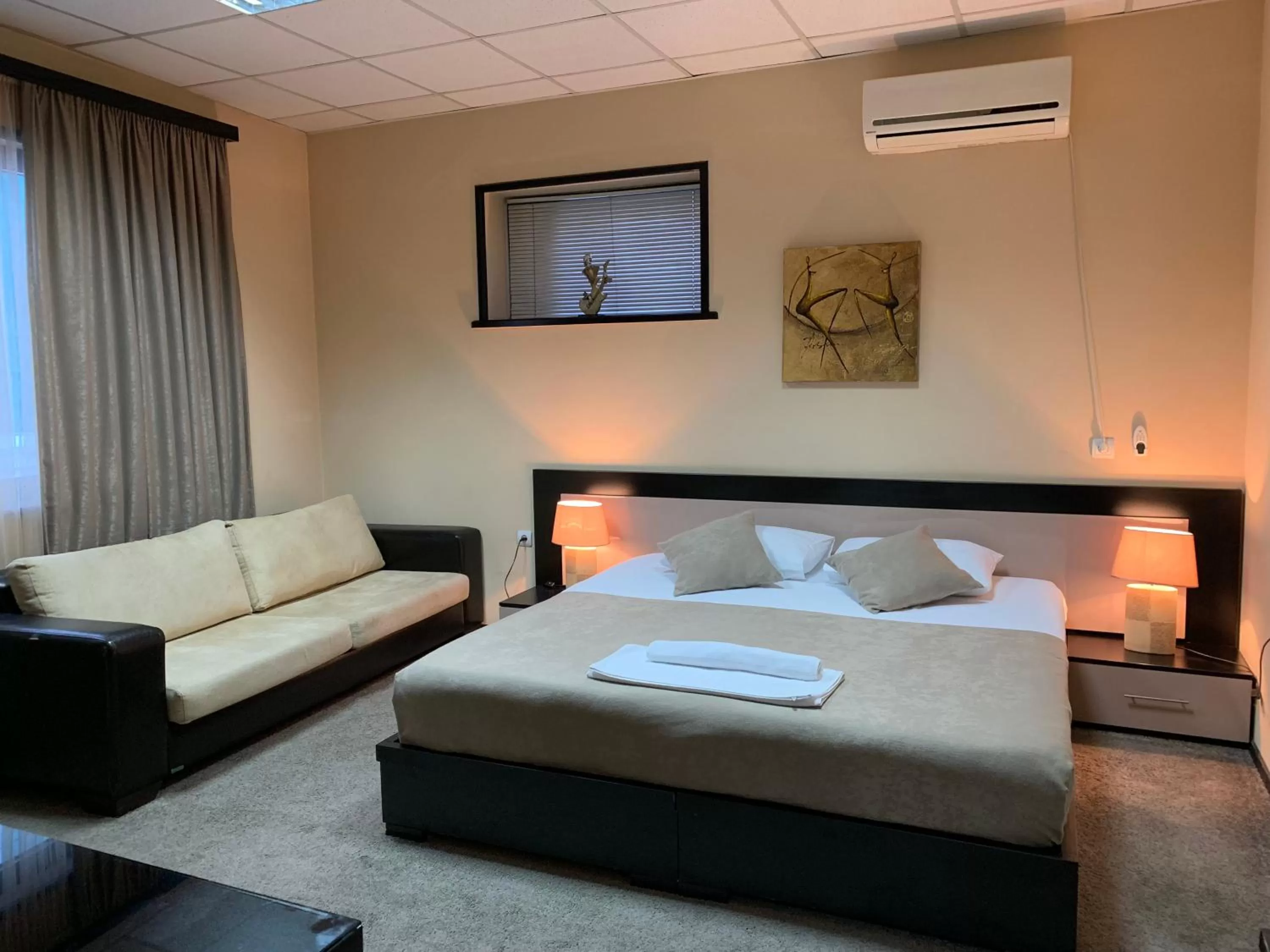 Photo of the whole room, Bed in Hotel Diplomat