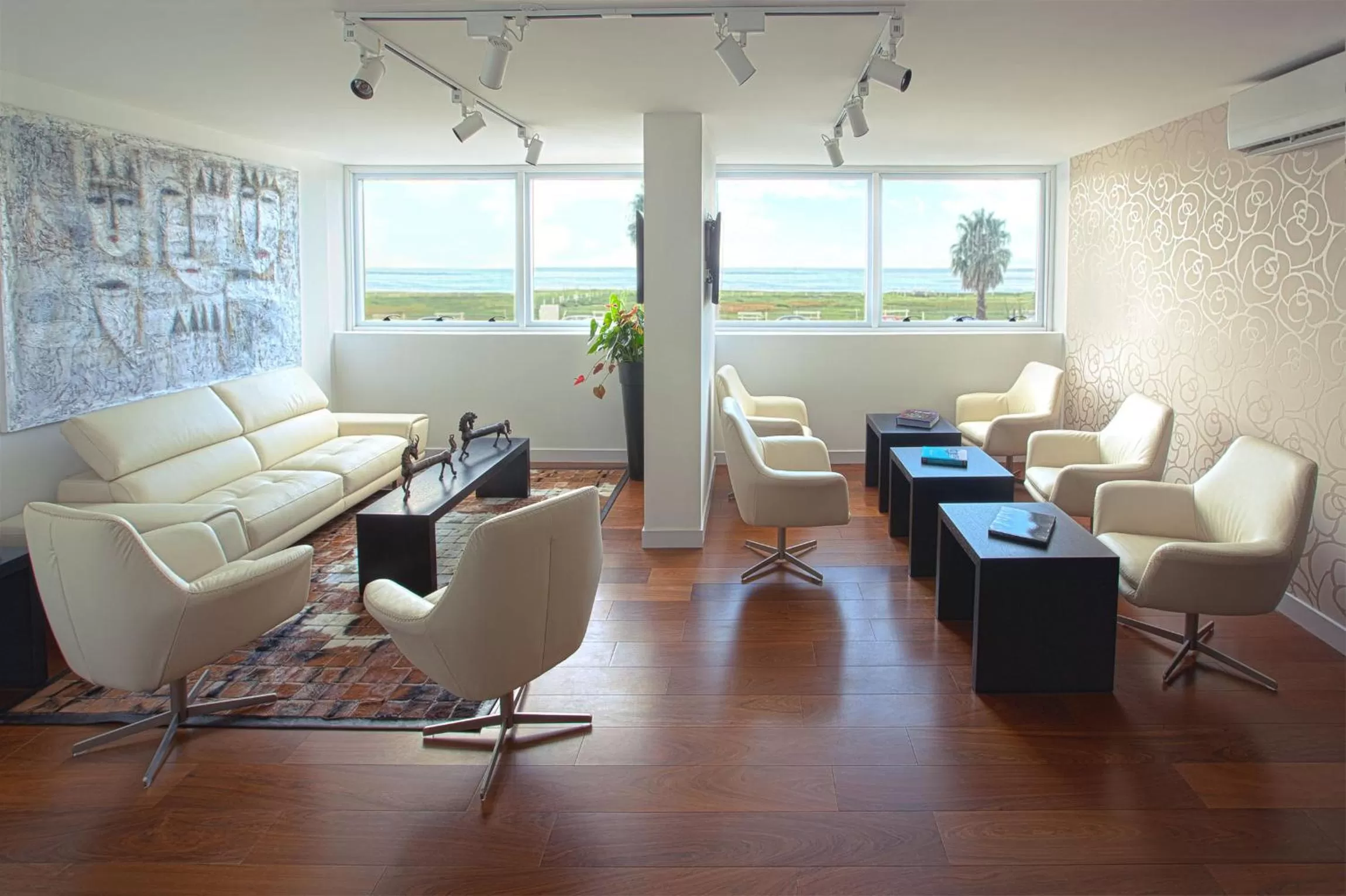 Communal lounge/ TV room in Mercure Montevideo Punta Carretas