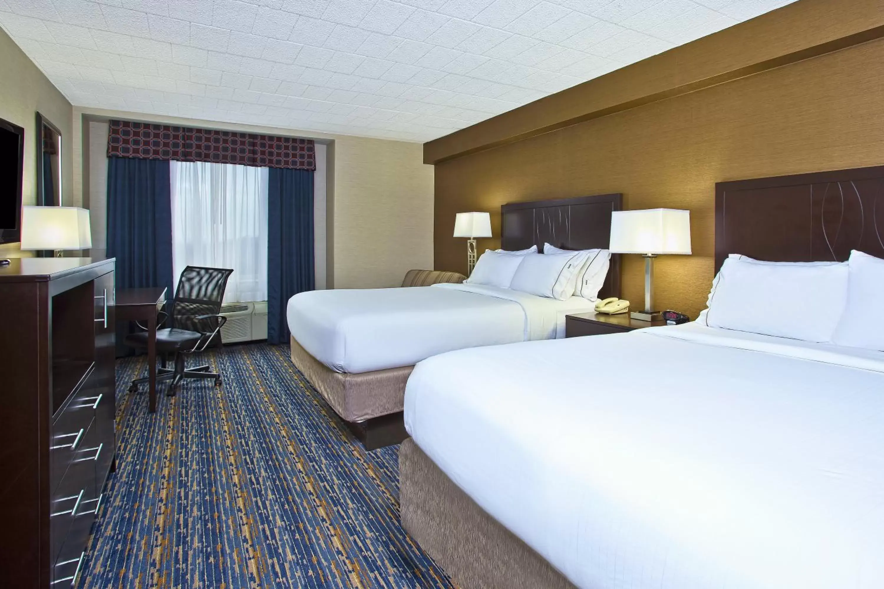 Standard Room with Two Queen Beds in Holiday Inn Express and Suites Pittsburgh West Mifflin by IHG Standard Room with Two Queen Beds in Holiday Inn Express and Suites Pittsburgh West Mifflin by IHG