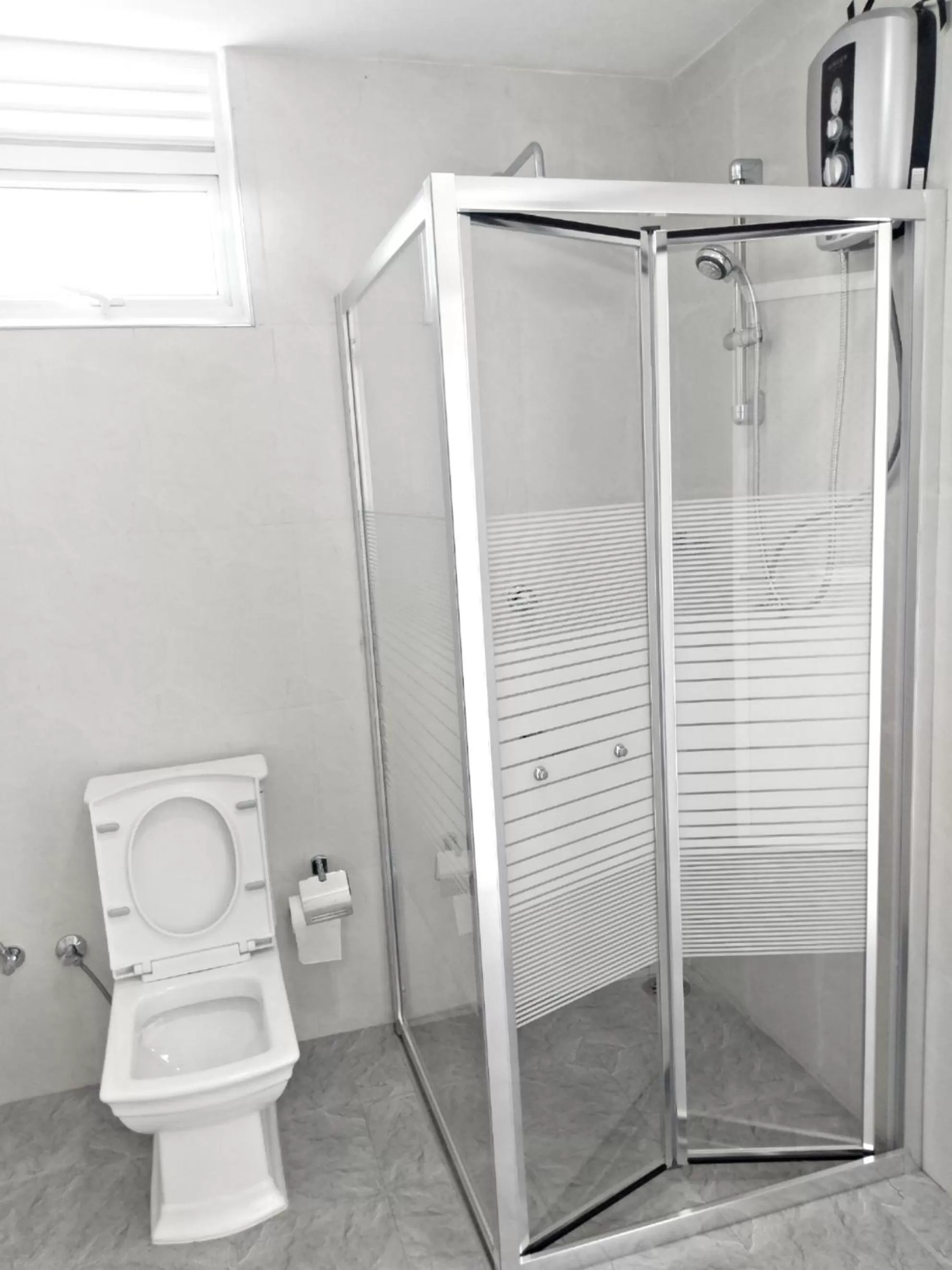 Shower, Bathroom in Mahaweli View Inn