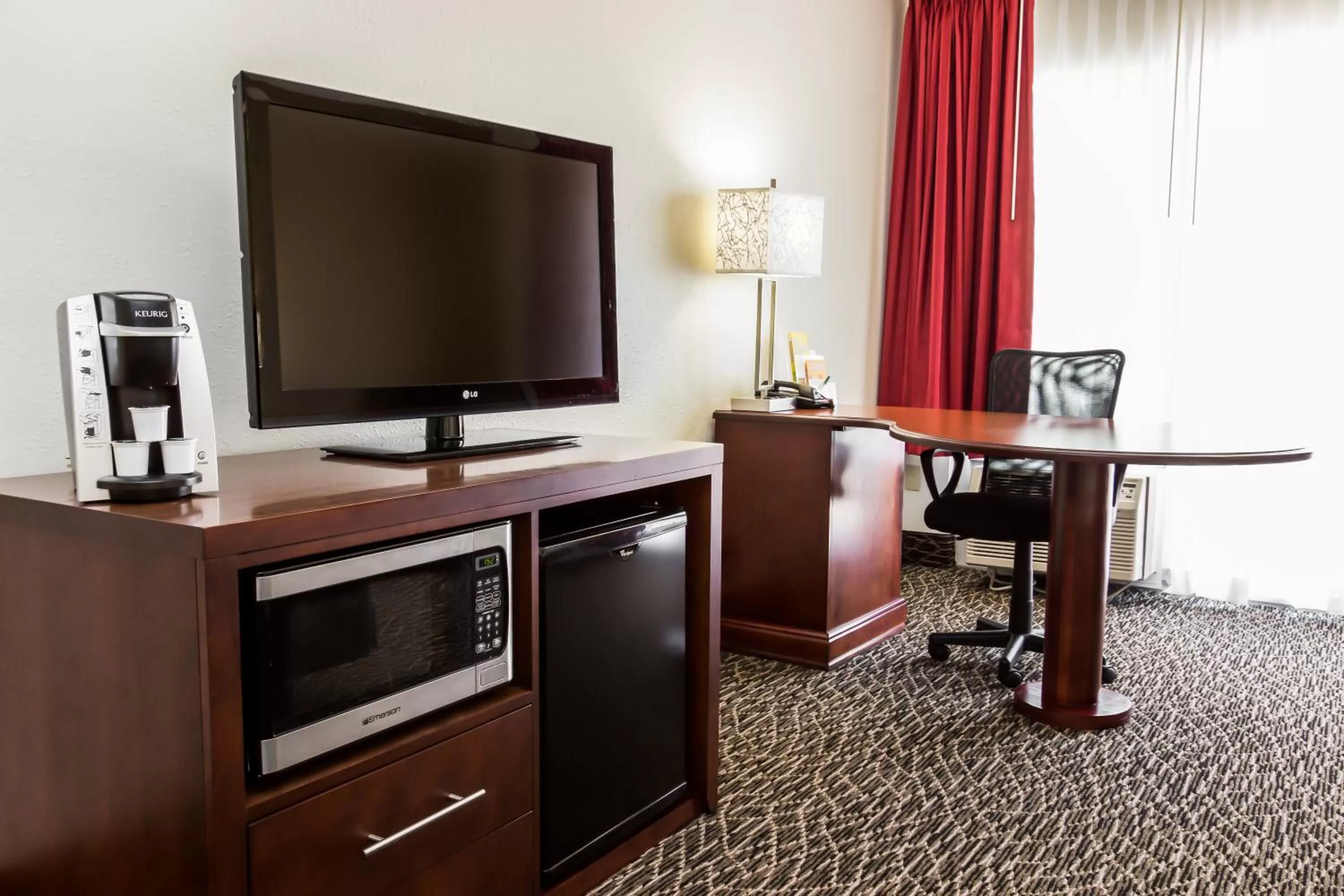 TV and multimedia in La Quinta by Wyndham Clearwater Central
