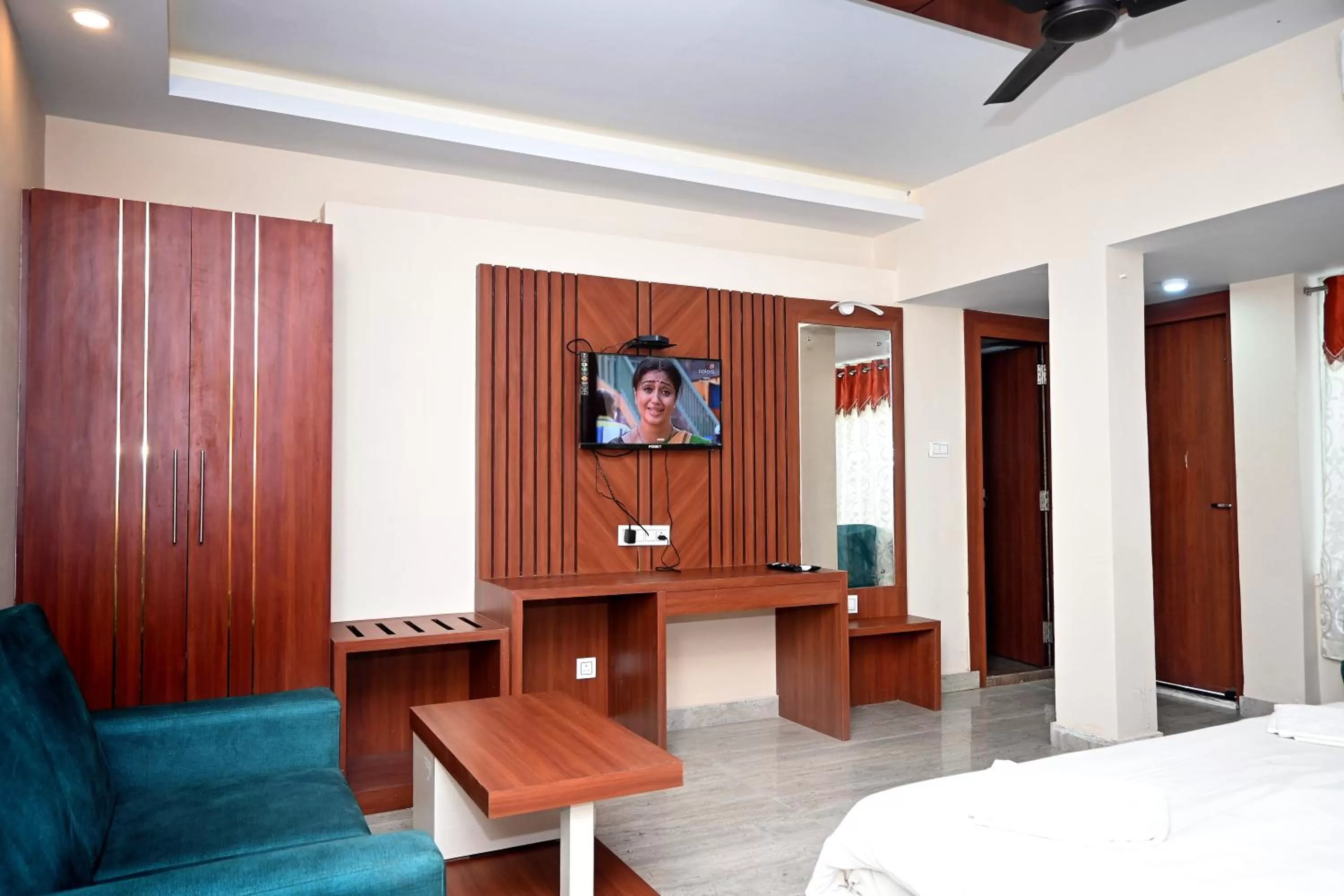 Bed, TV/Entertainment Center in Royal Sea View