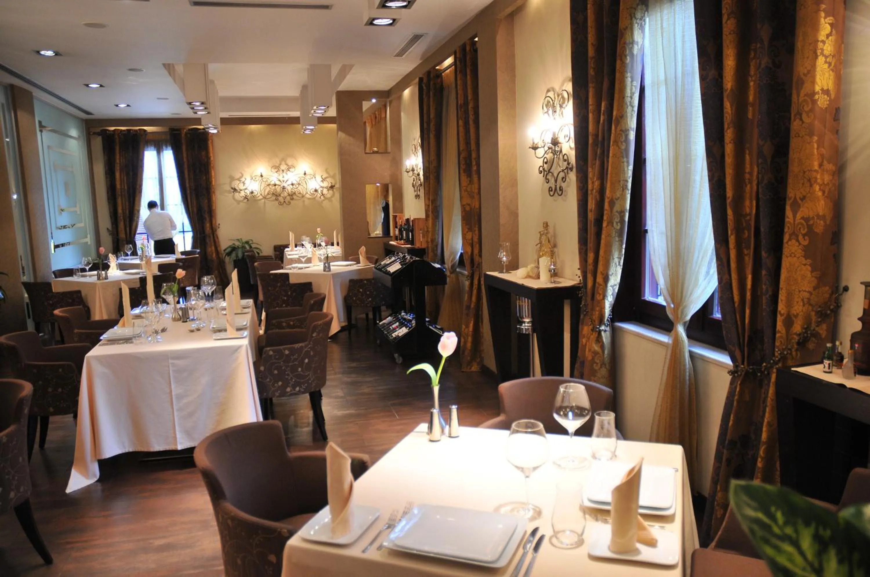 Restaurant/places to eat in MonarC Hotel