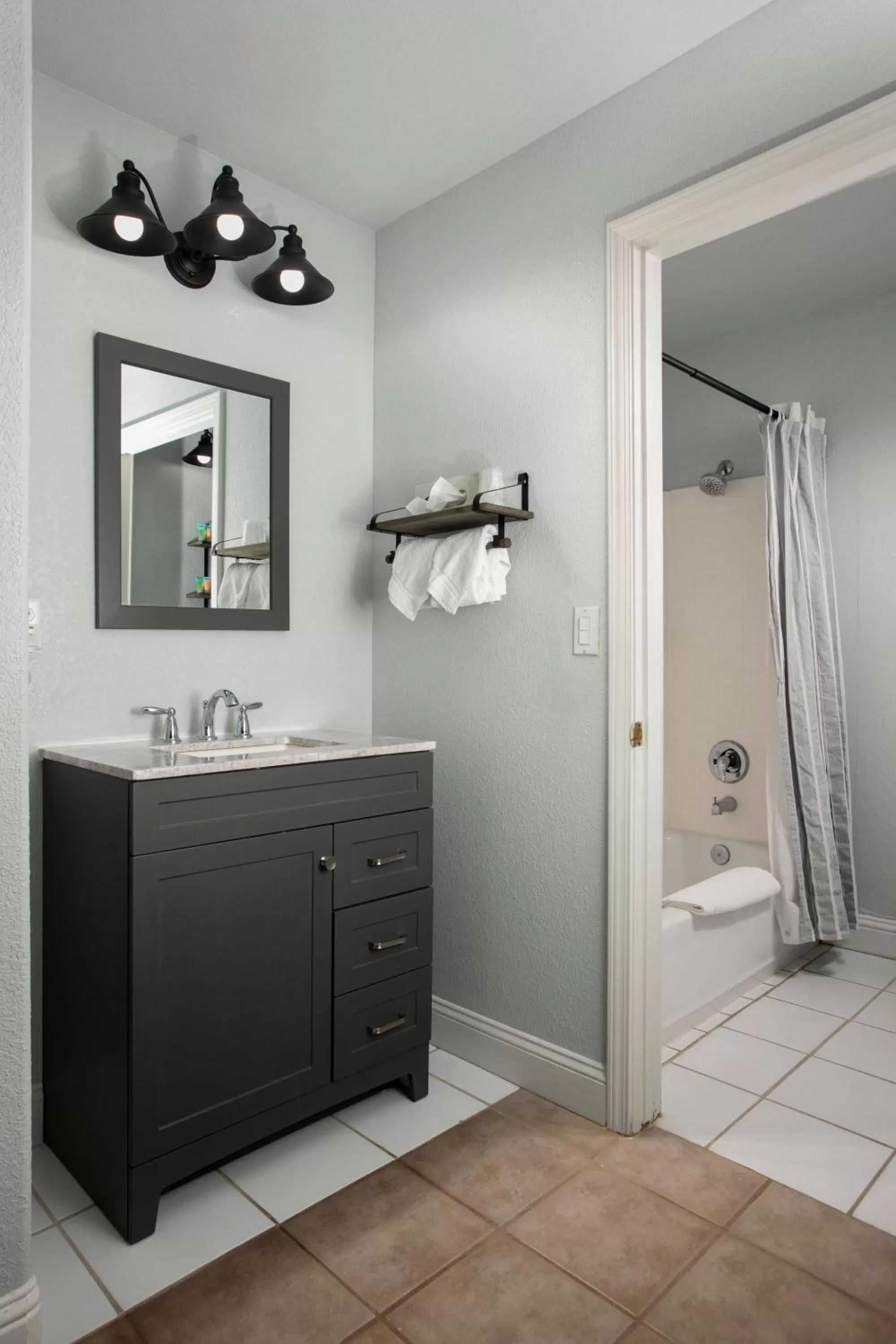 Shower in Hounds Tooth Inn