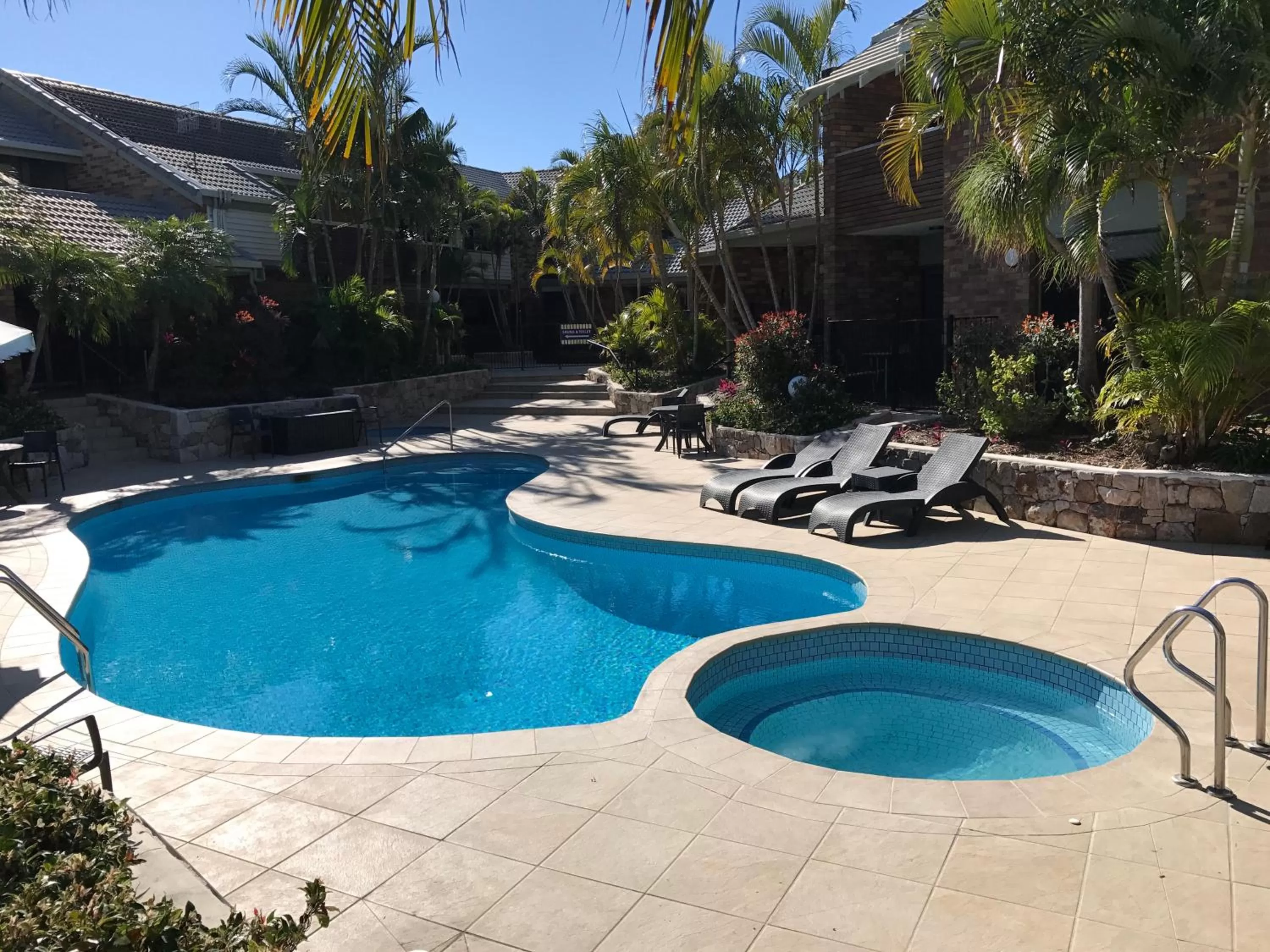 Swimming pool in Glen Eden Beach Resort