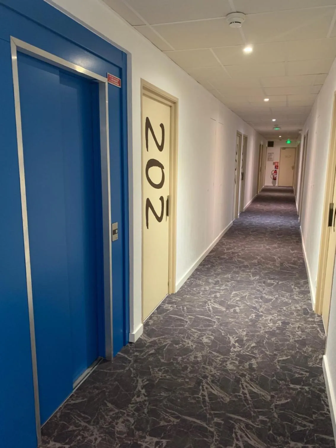 Property building in Contact Hôtel des États-Unis