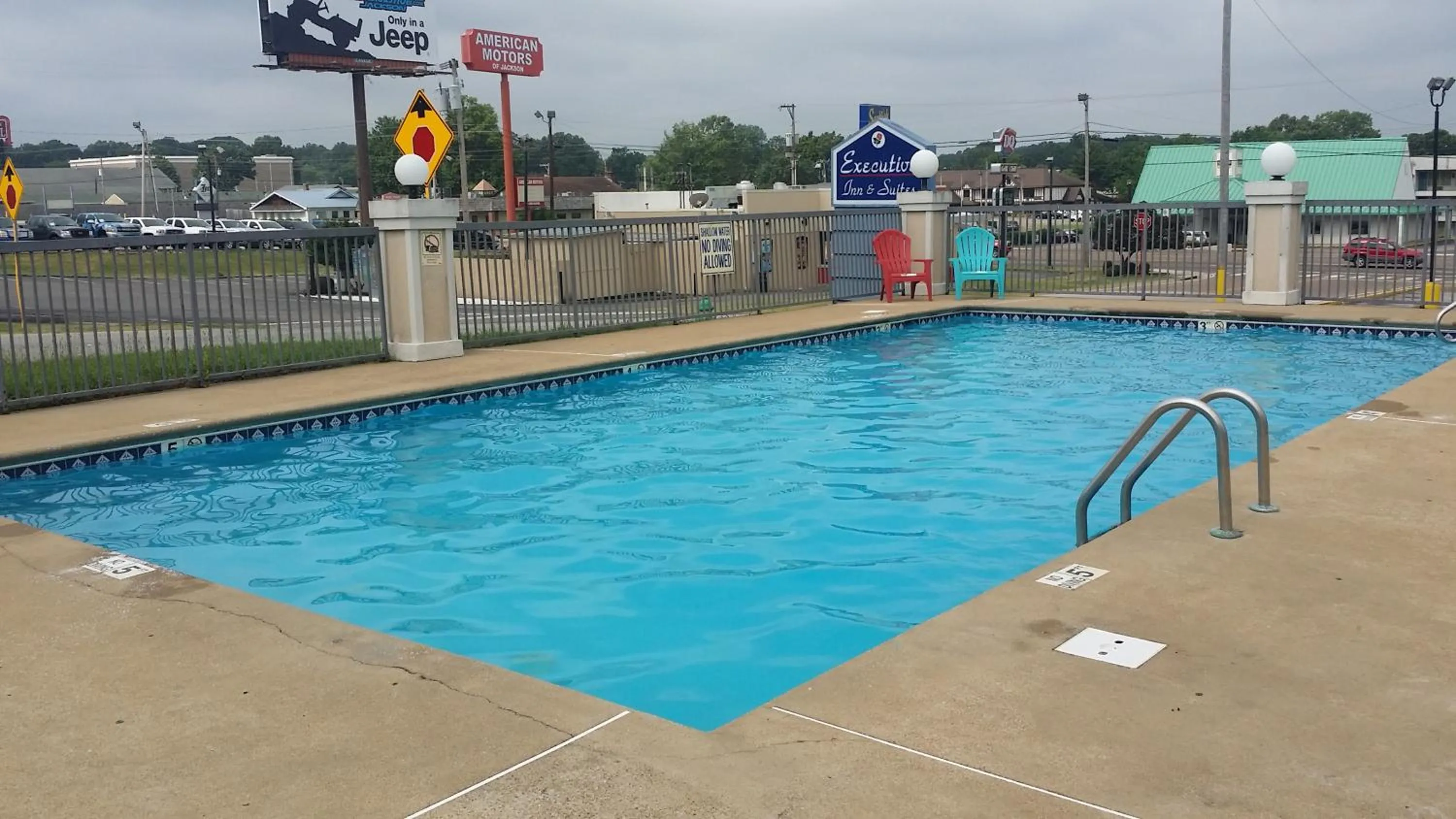 Swimming pool in Executive Inn and Suites - Jackson
