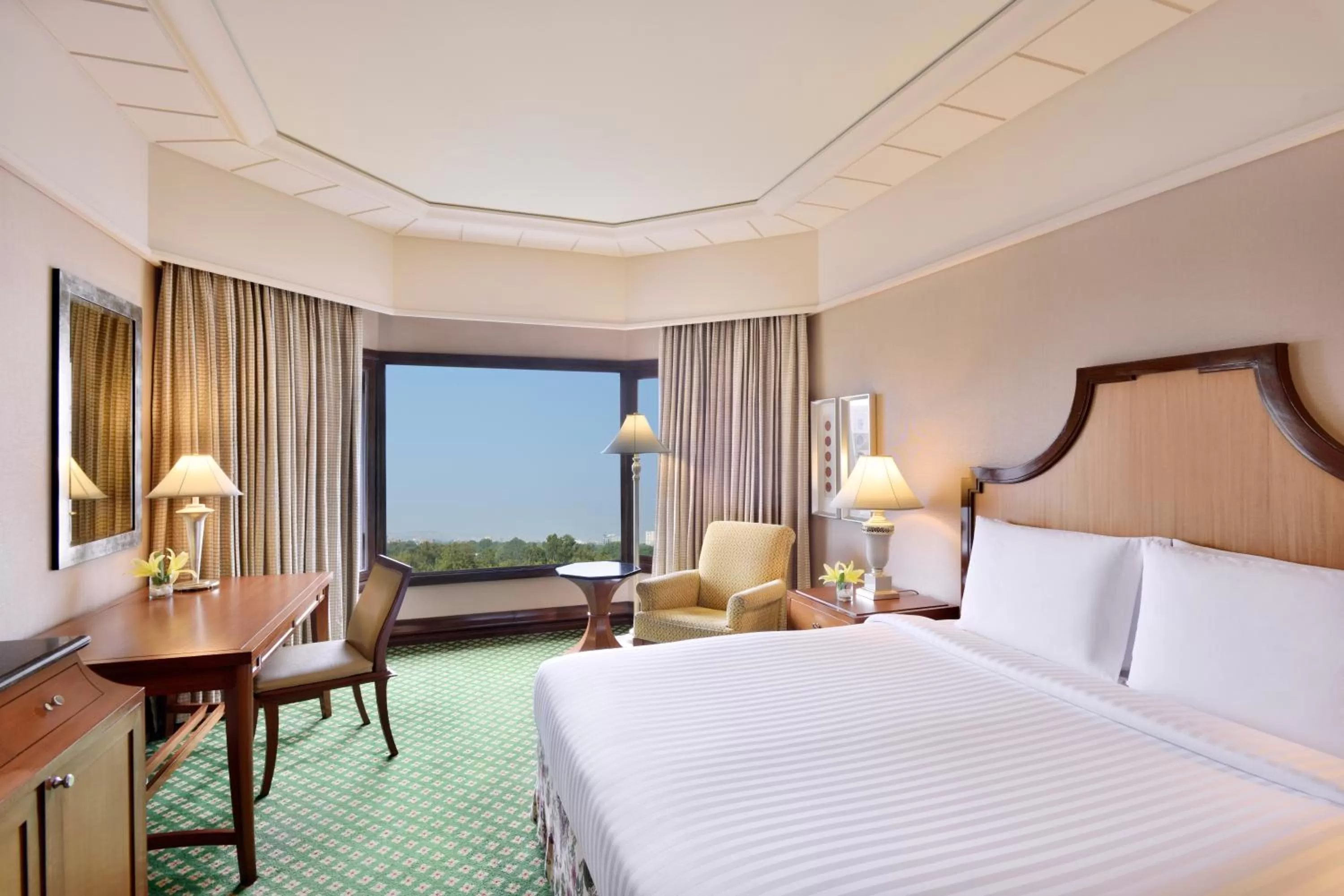 Lake view, Bed in Hyderabad Marriott Hotel & Convention Centre