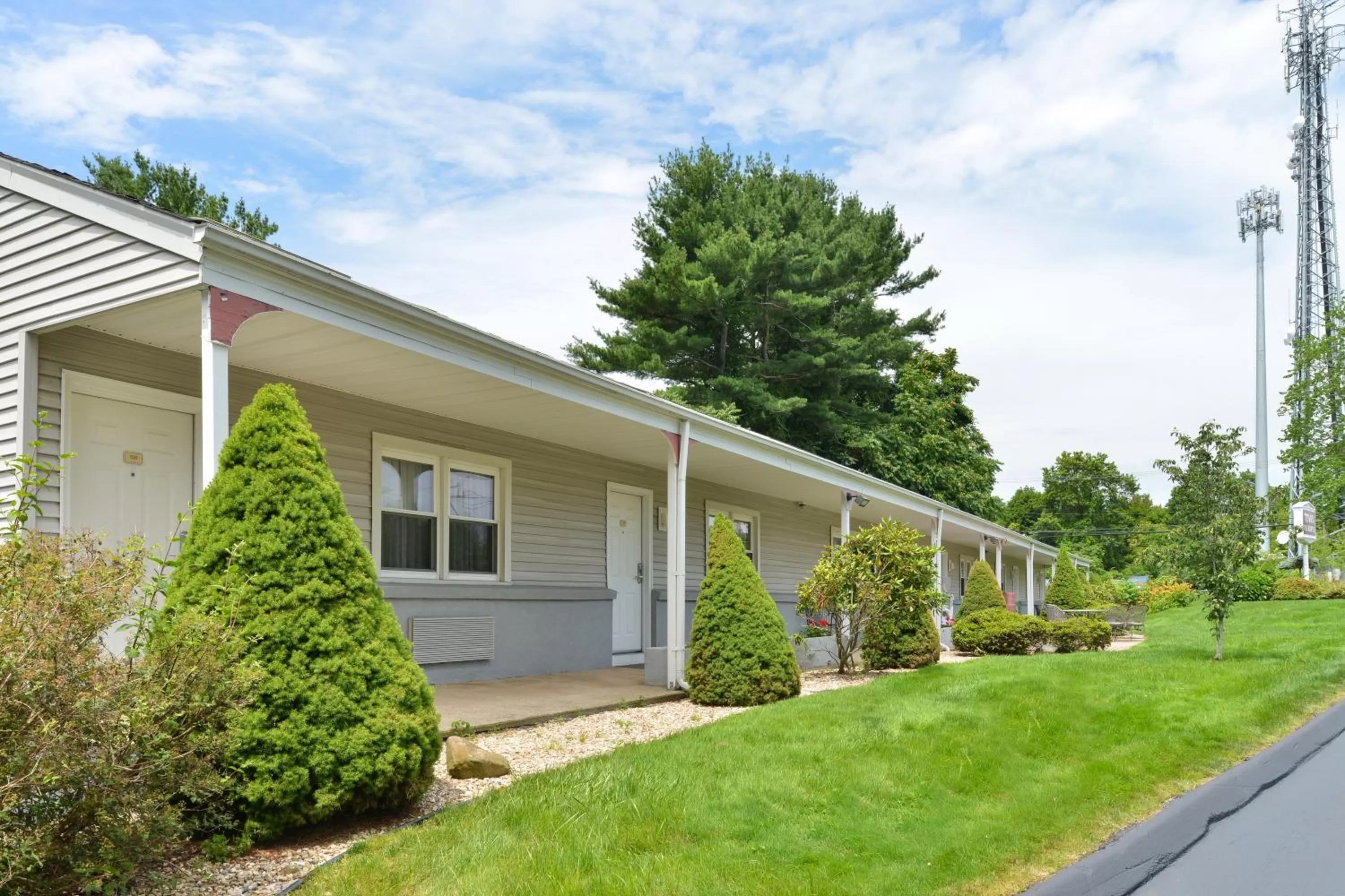Property building in Tower Inn and Suites of Guilford / Madison