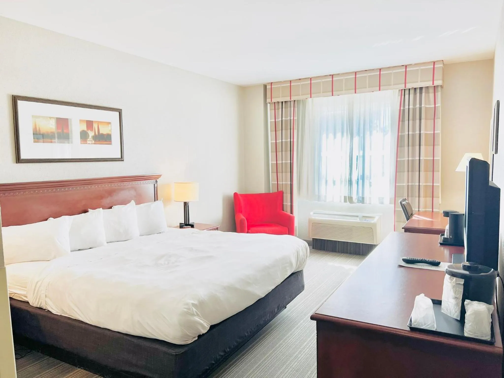 Bed in Country Inn & Suites by Radisson, Emporia, VA