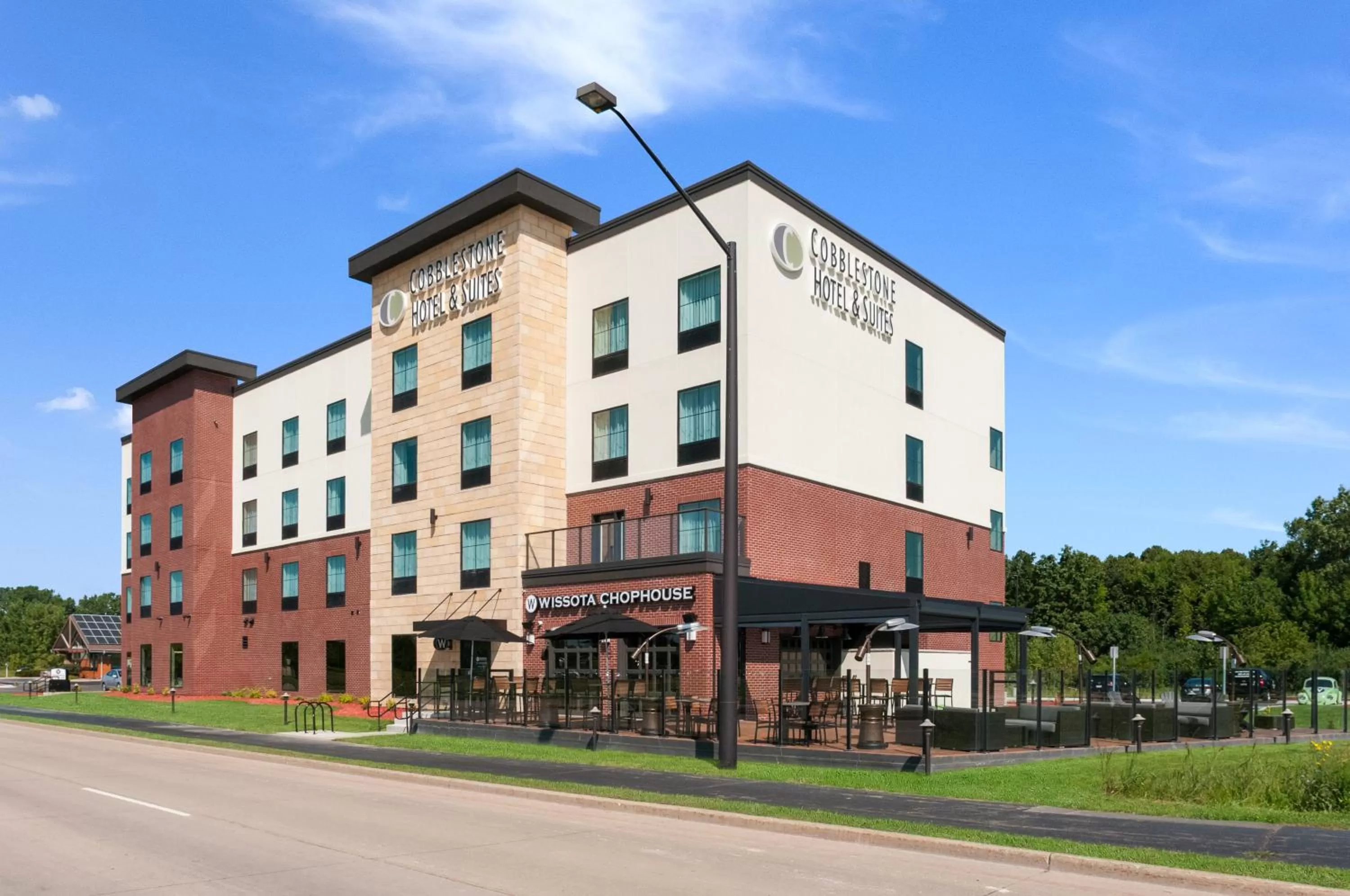Facade/entrance in Cobblestone Hotel & Suites Appleton International Airport