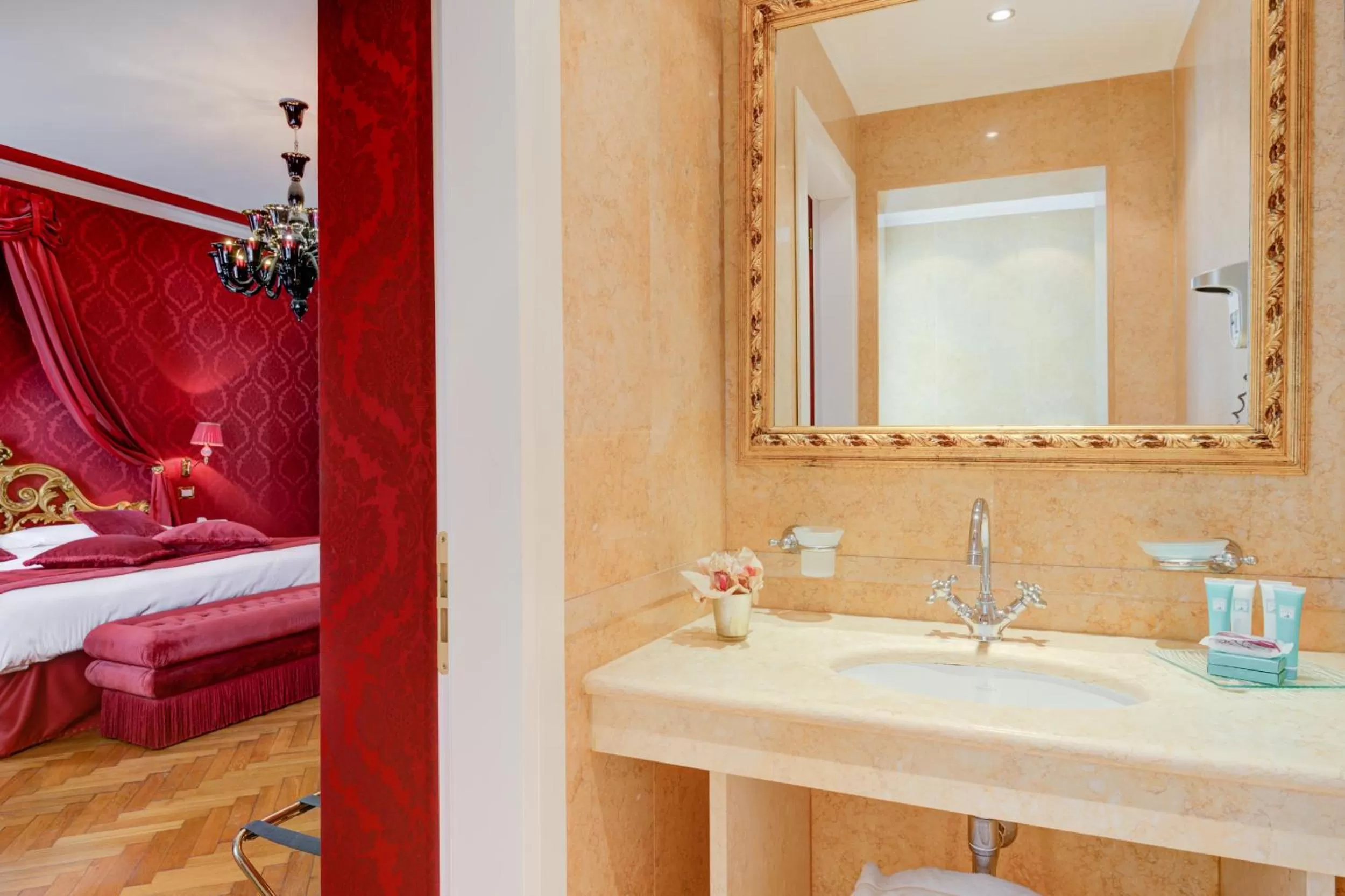 Bathroom, Bed in Hotel Al Duca Di Venezia