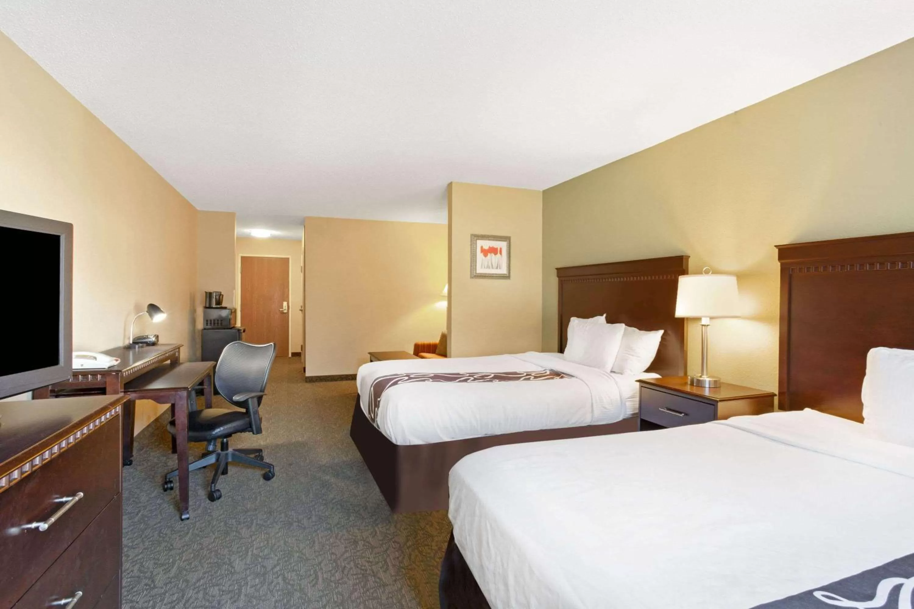 Photo of the whole room, Bed in La Quinta by Wyndham Richmond - Kings Dominion