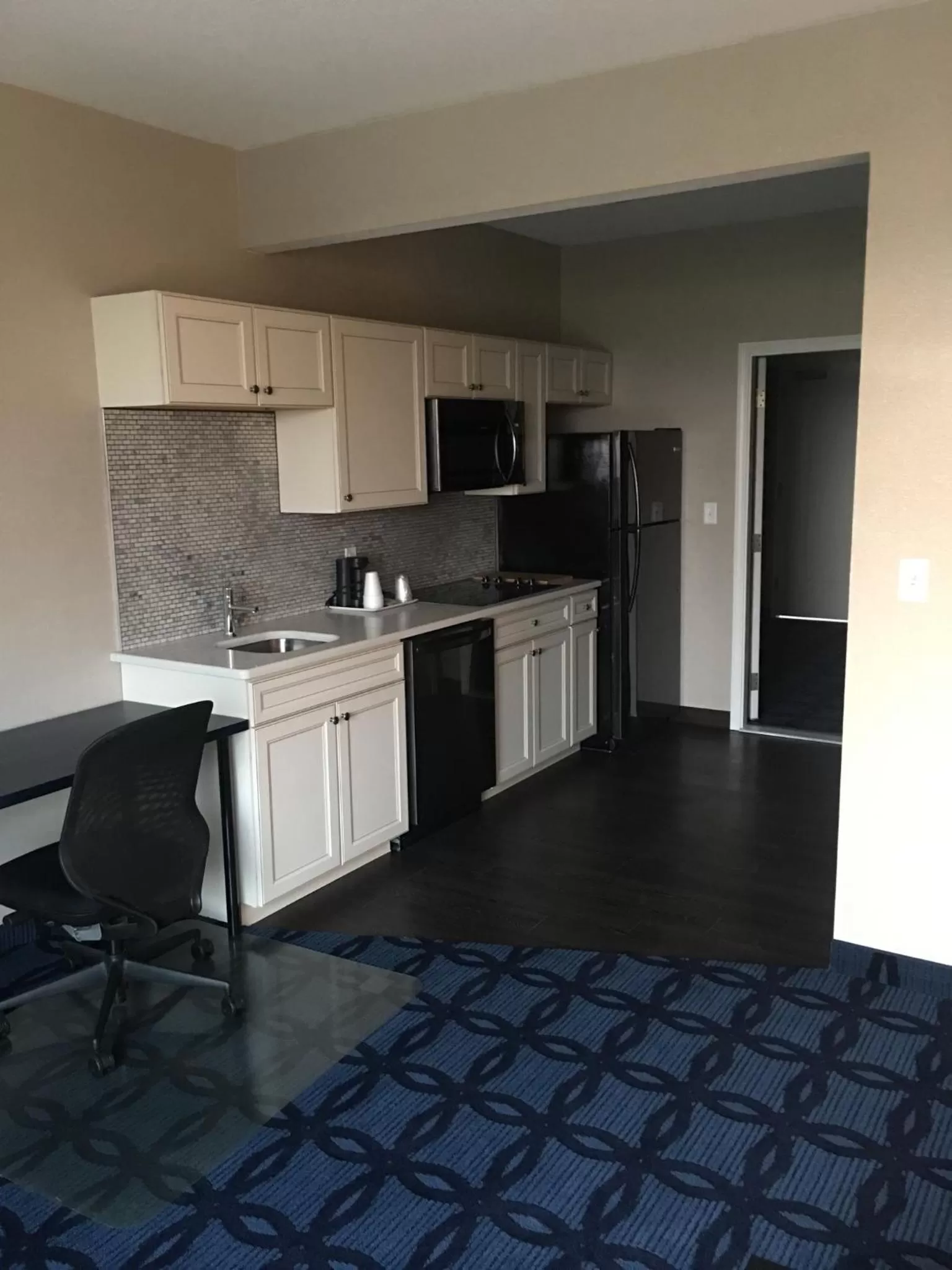 Kitchen or kitchenette in Riverside inn hannibal