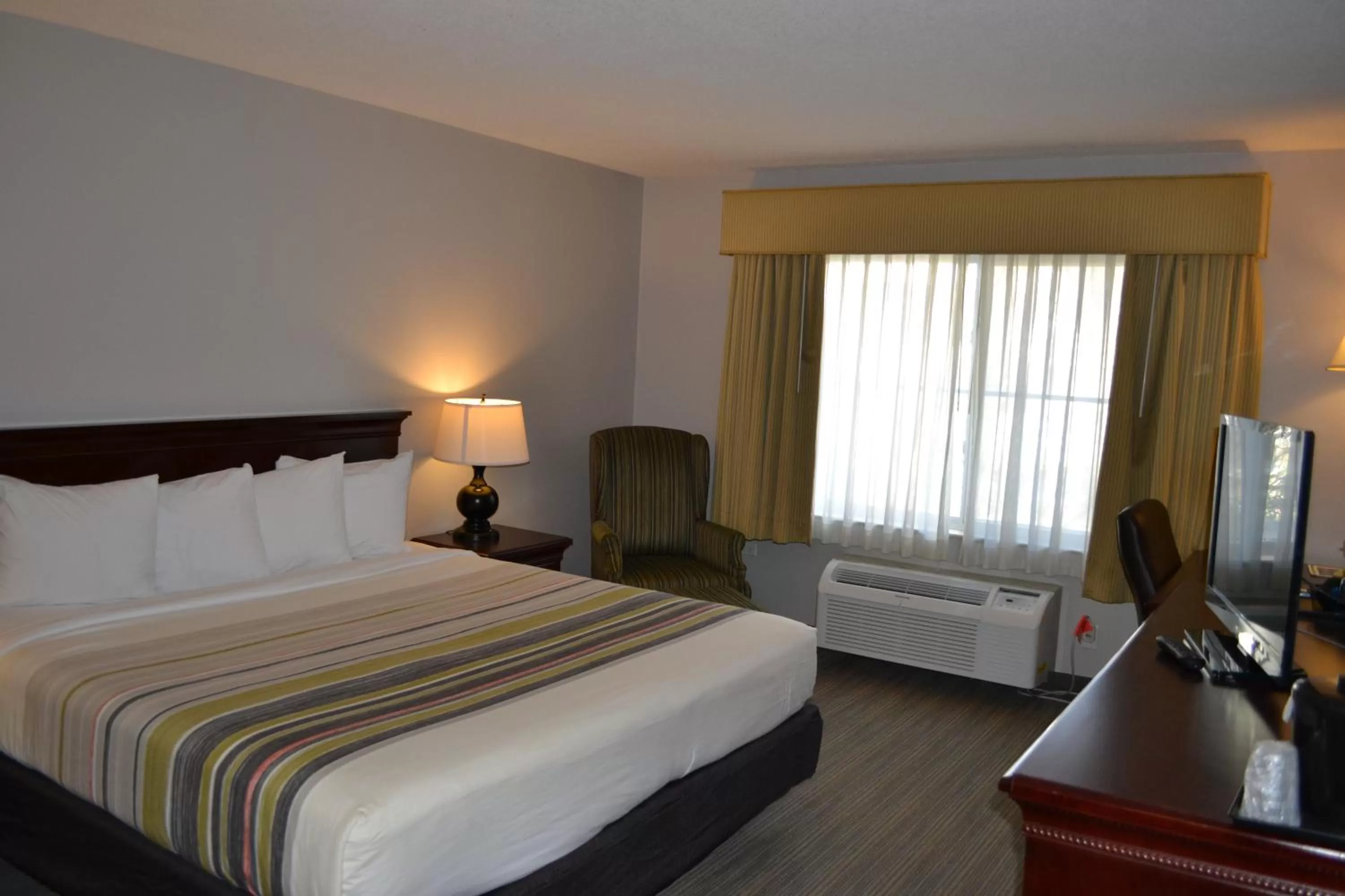 Bed in Country Inn & Suites by Radisson, Gurnee, IL