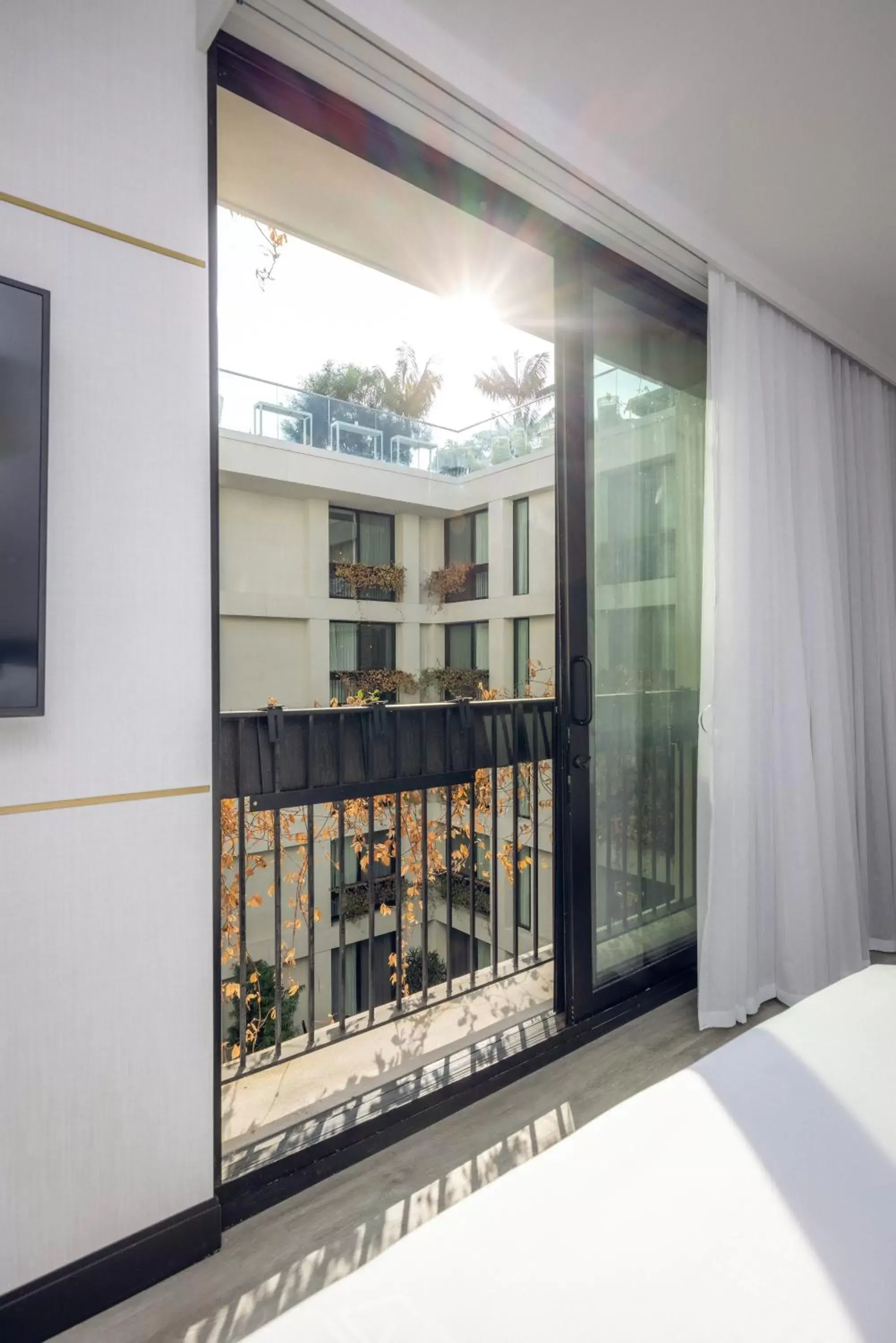 Courtyard King in The Godfrey Hotel Hollywood Courtyard King in The Godfrey Hotel Hollywood