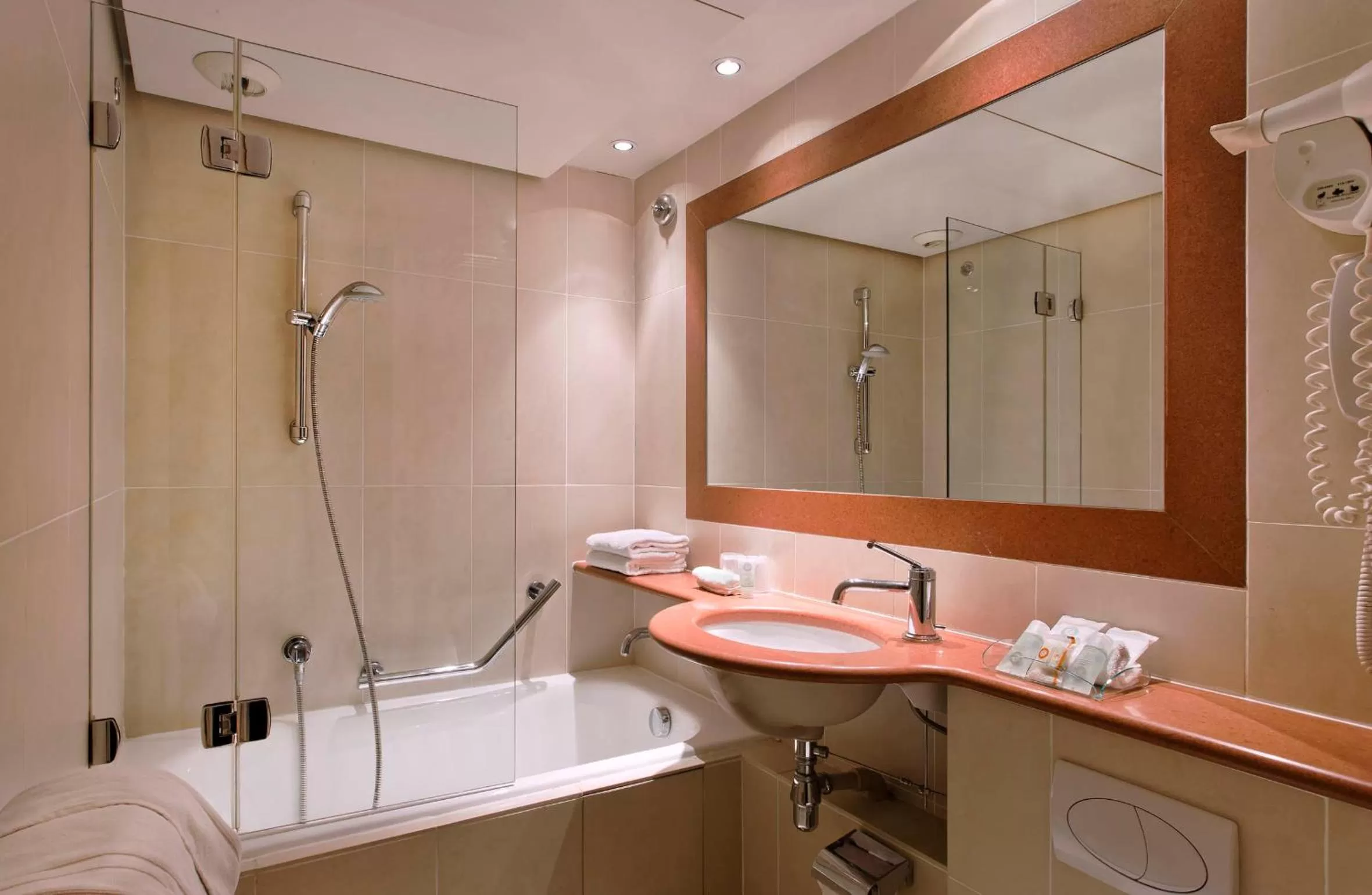 Bathroom in Hôtel Paris Louvre Opéra