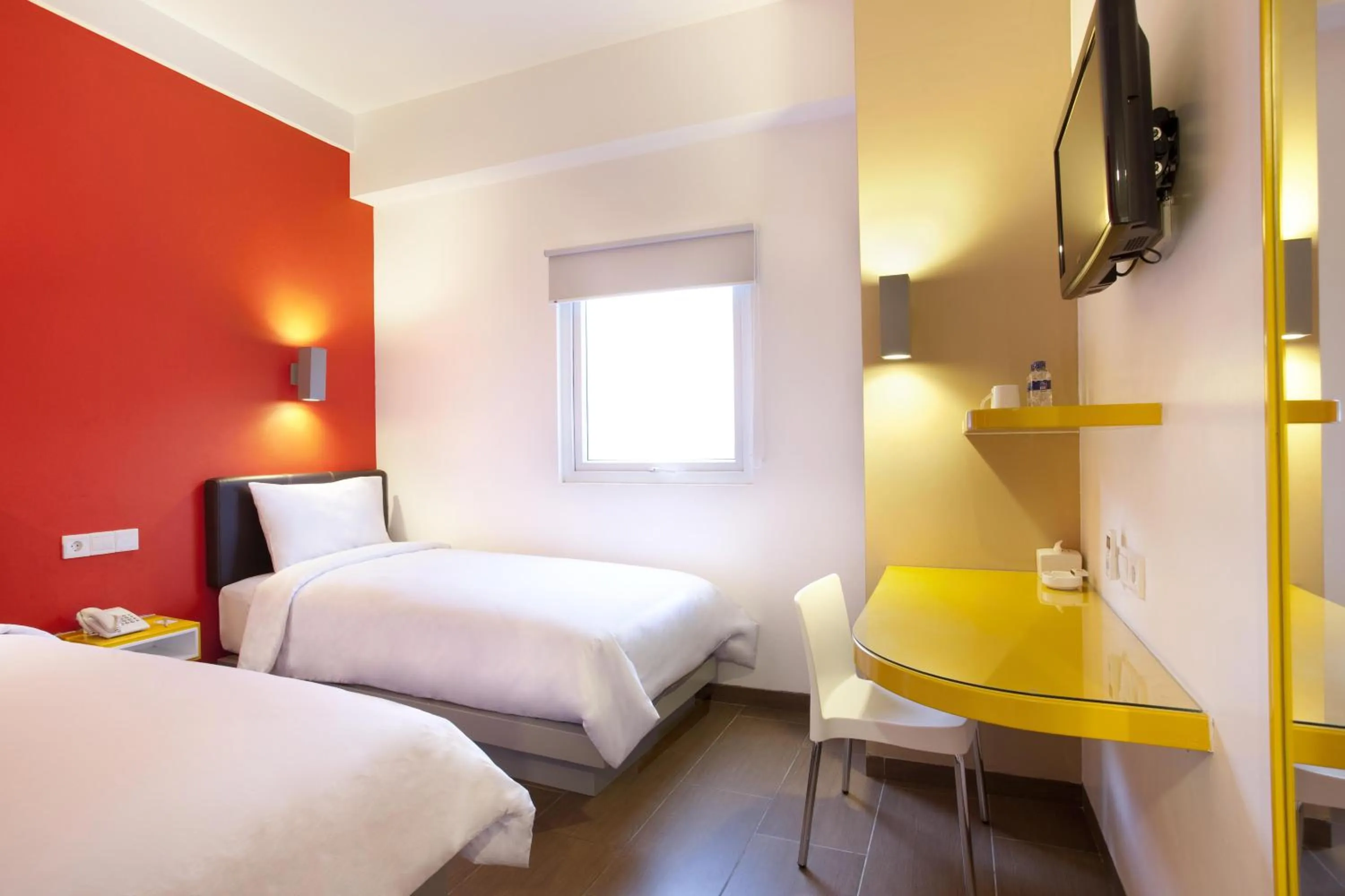 Smart Twin Room in Amaris Hotel Cihampelas