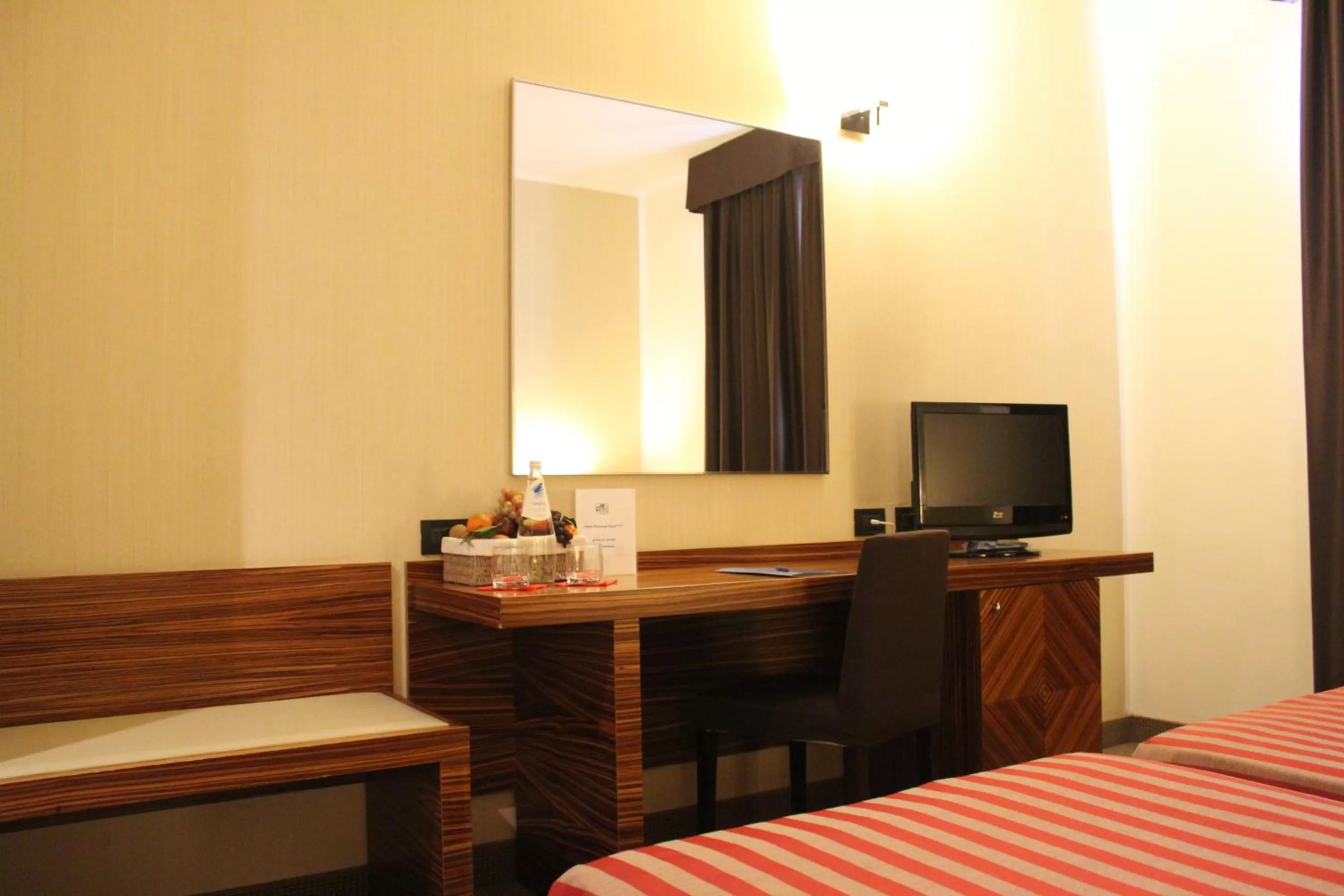 Seating area, Bed in MH Hotel Piacenza Fiera