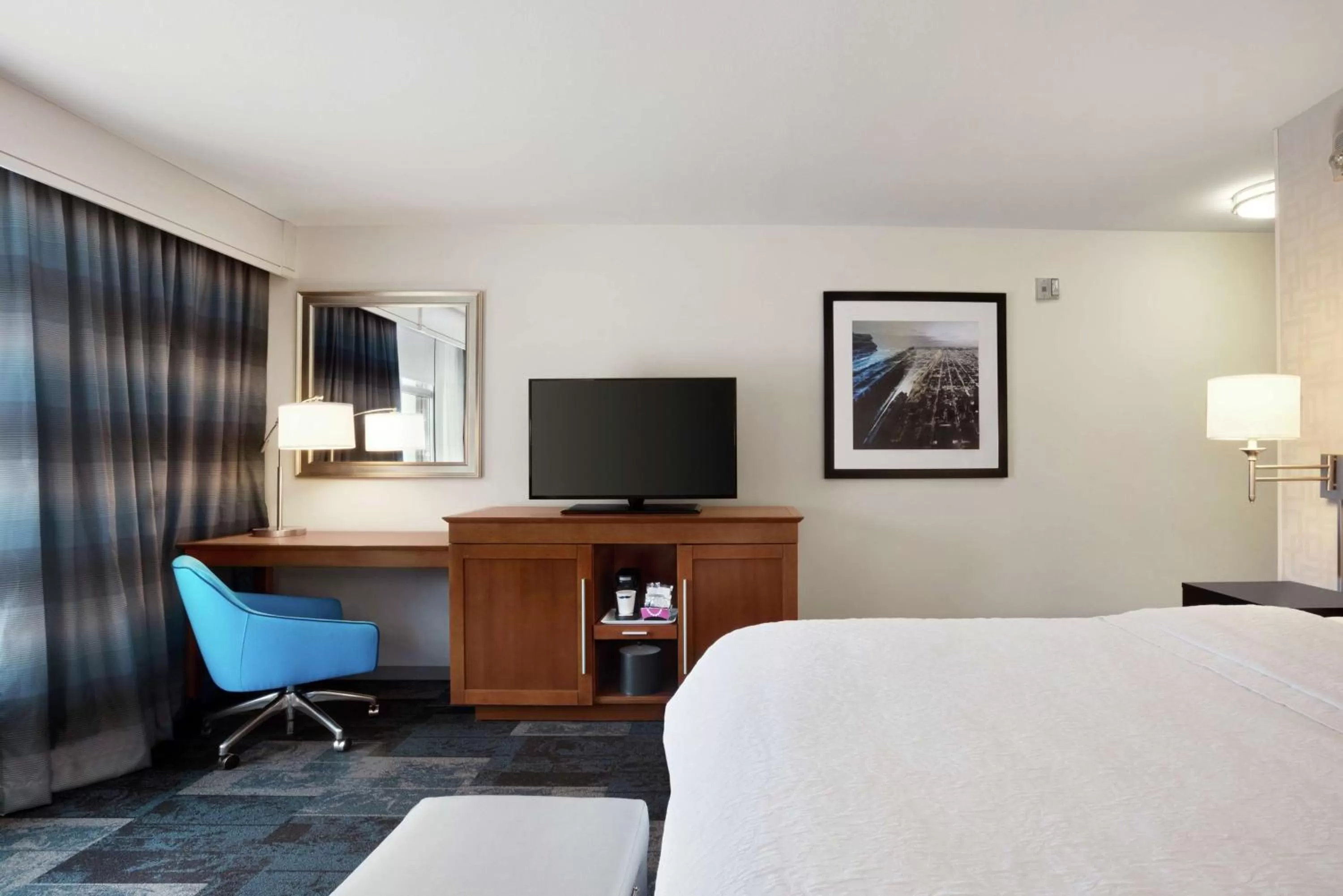 Bedroom, Bed in Hampton Inn & Suites Rosemont Chicago O'Hare